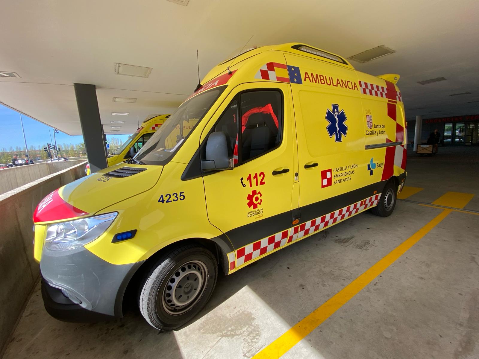 Ambulancia en el Hospital de Salamanca en una foto de archivo (8)