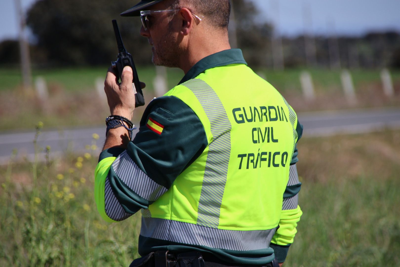 Guardia civil controlando el tráfico 