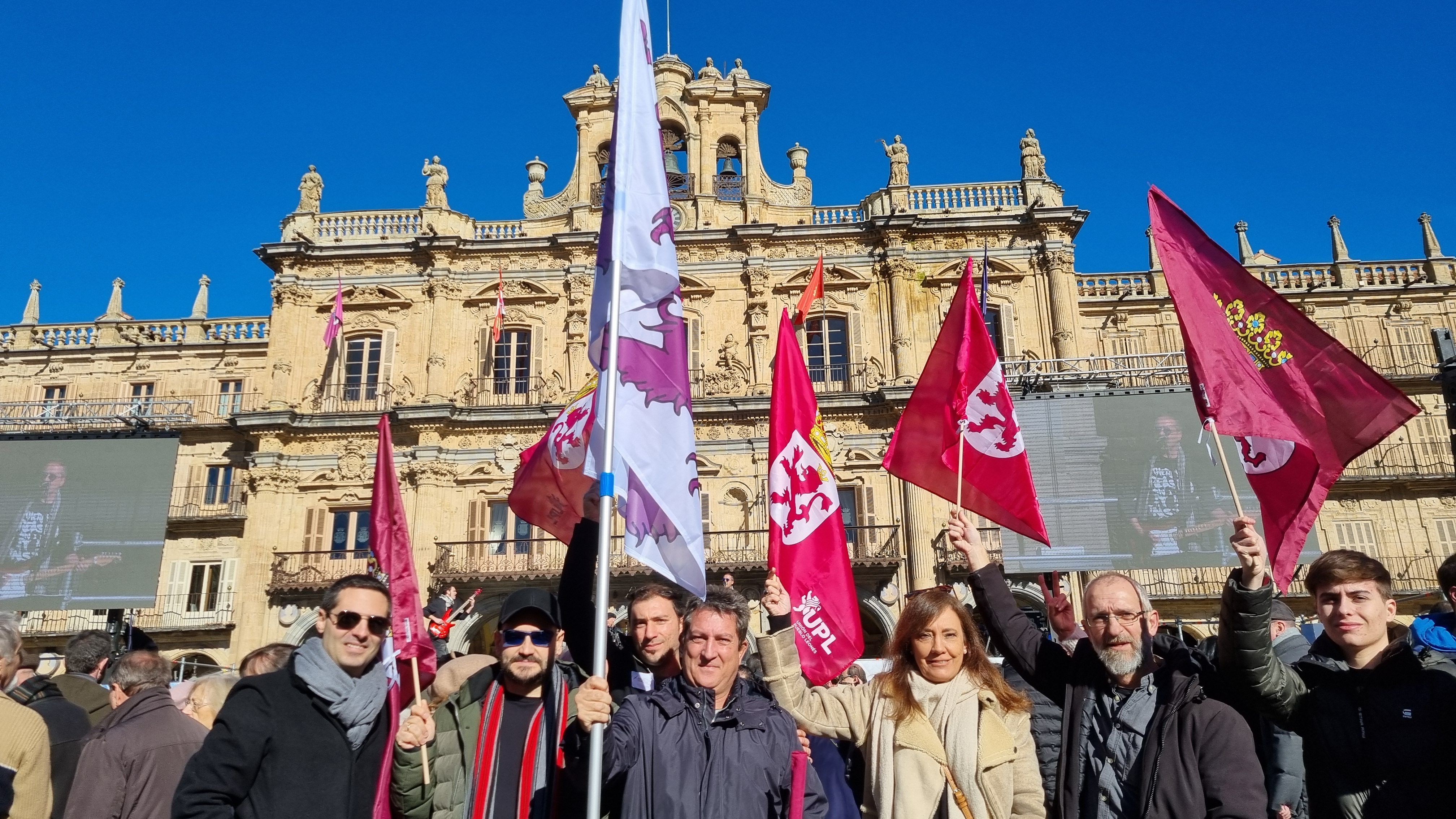 Miembros de UPL en la concentración por la mejora de las conexiones ferroviarias de Salamanca realizada en enero