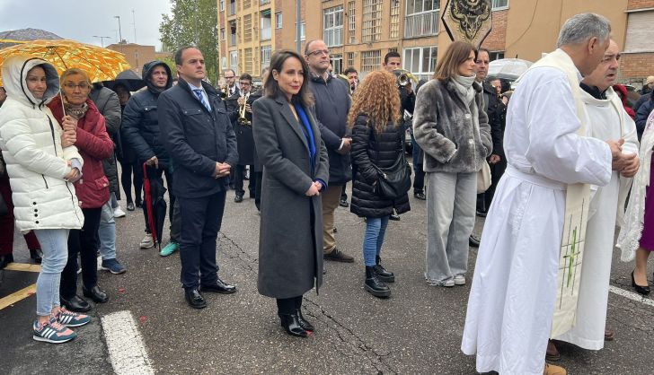 Almudena Parres, Carmen Seguín, Ángel Molina y Roberto Martín acompañan a la Cofradía de San José Obrero y a los vecinos de San José en la fiesta del barrio