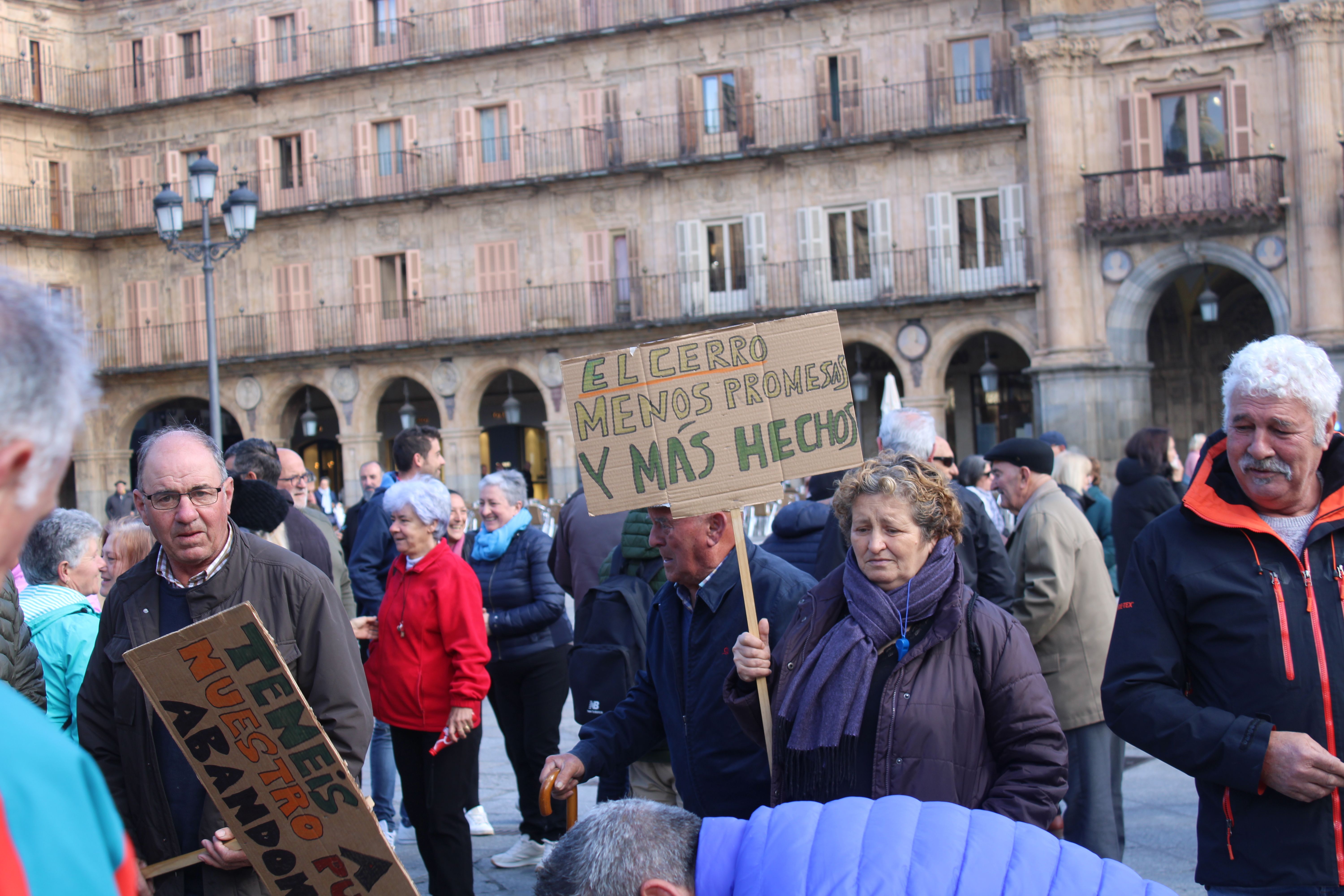 GALERÍA | Los vecinos de El Cerro se movilizan para exigir el regreso del médico por el centro de Salamanca