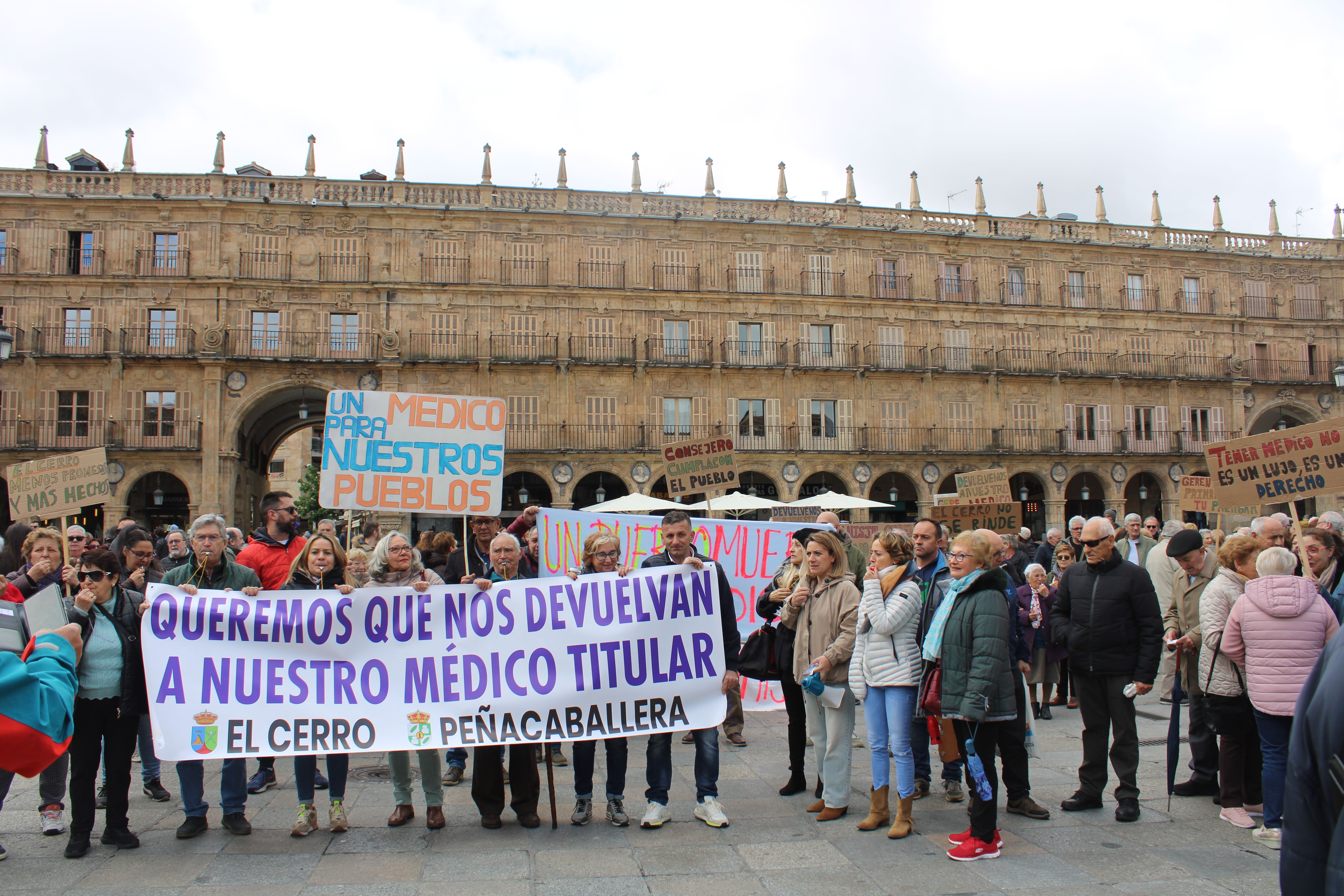 GALERÍA | Los vecinos de El Cerro se movilizan para exigir el regreso del médico por el centro de Salamanca