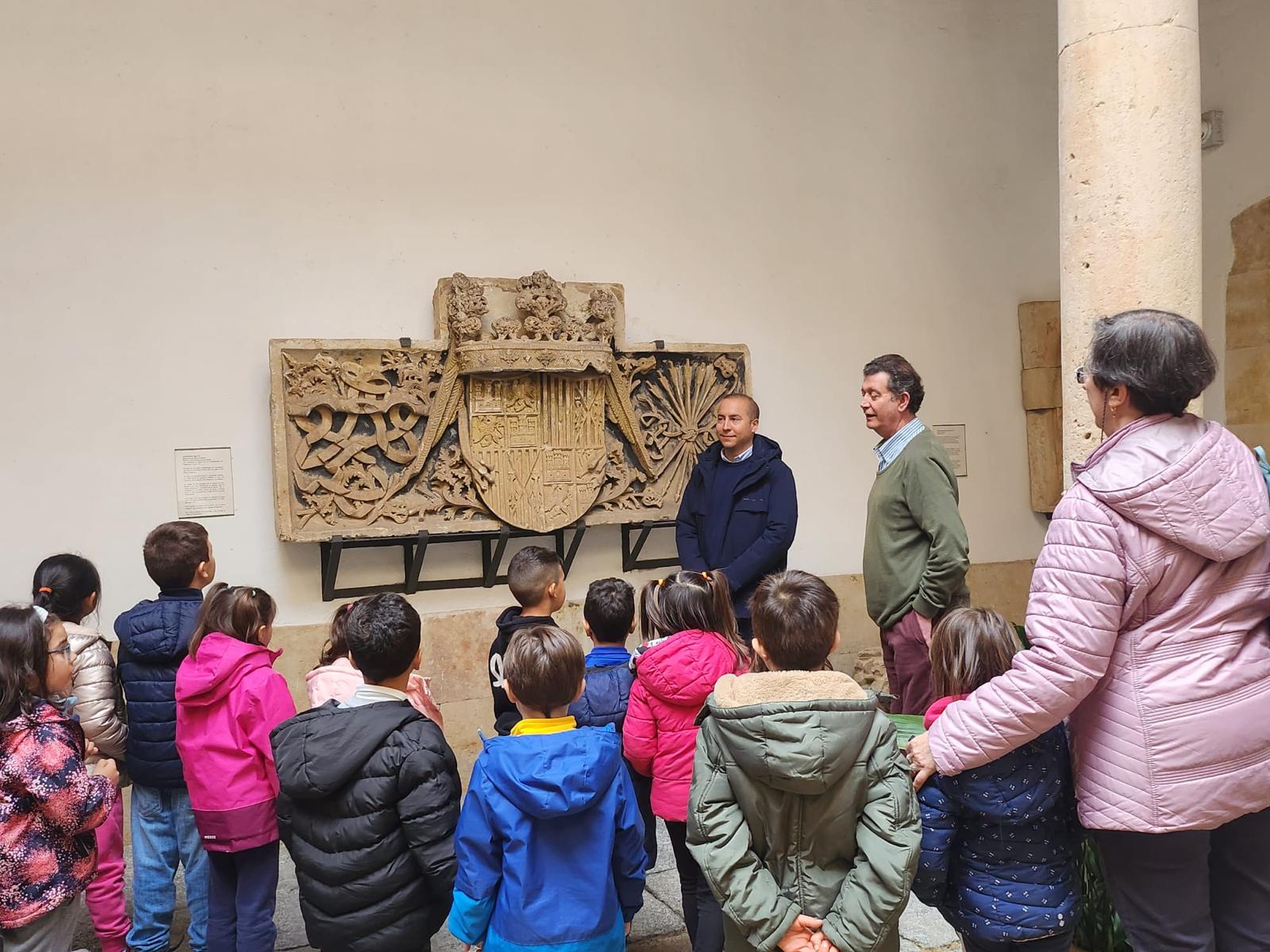 El concejal de Educación visita la actividad ‘Grandes personajes salmantinos que viven en el Museo de Salamanca’. Foto @aytoSalamanca