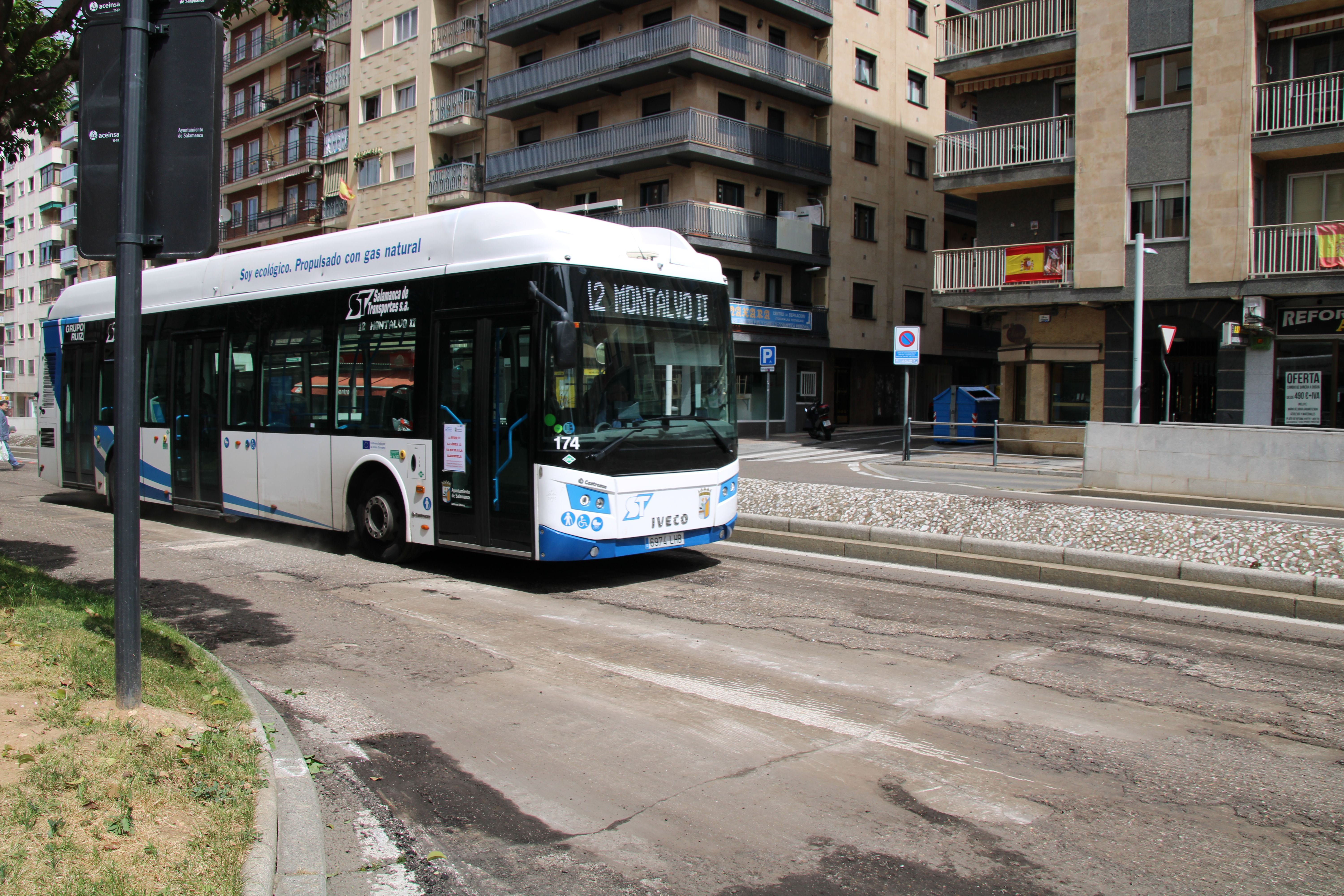 Autobús urbano de Salamanca en foto de archivo (3)