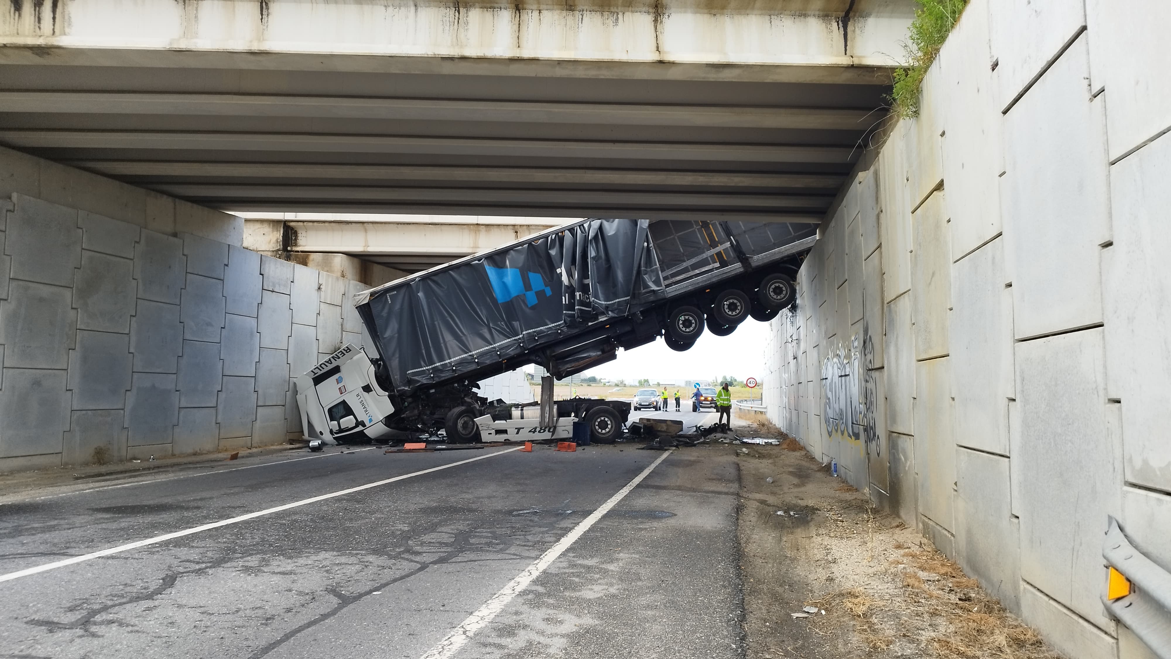 Un camión vuelca y se precipita desde uno de los puentes de la A-50