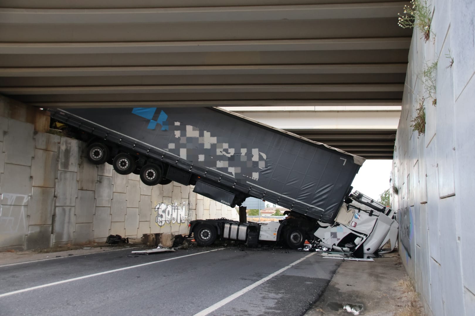 Un camión vuelca y se precipita desde uno de los puentes de la A-50