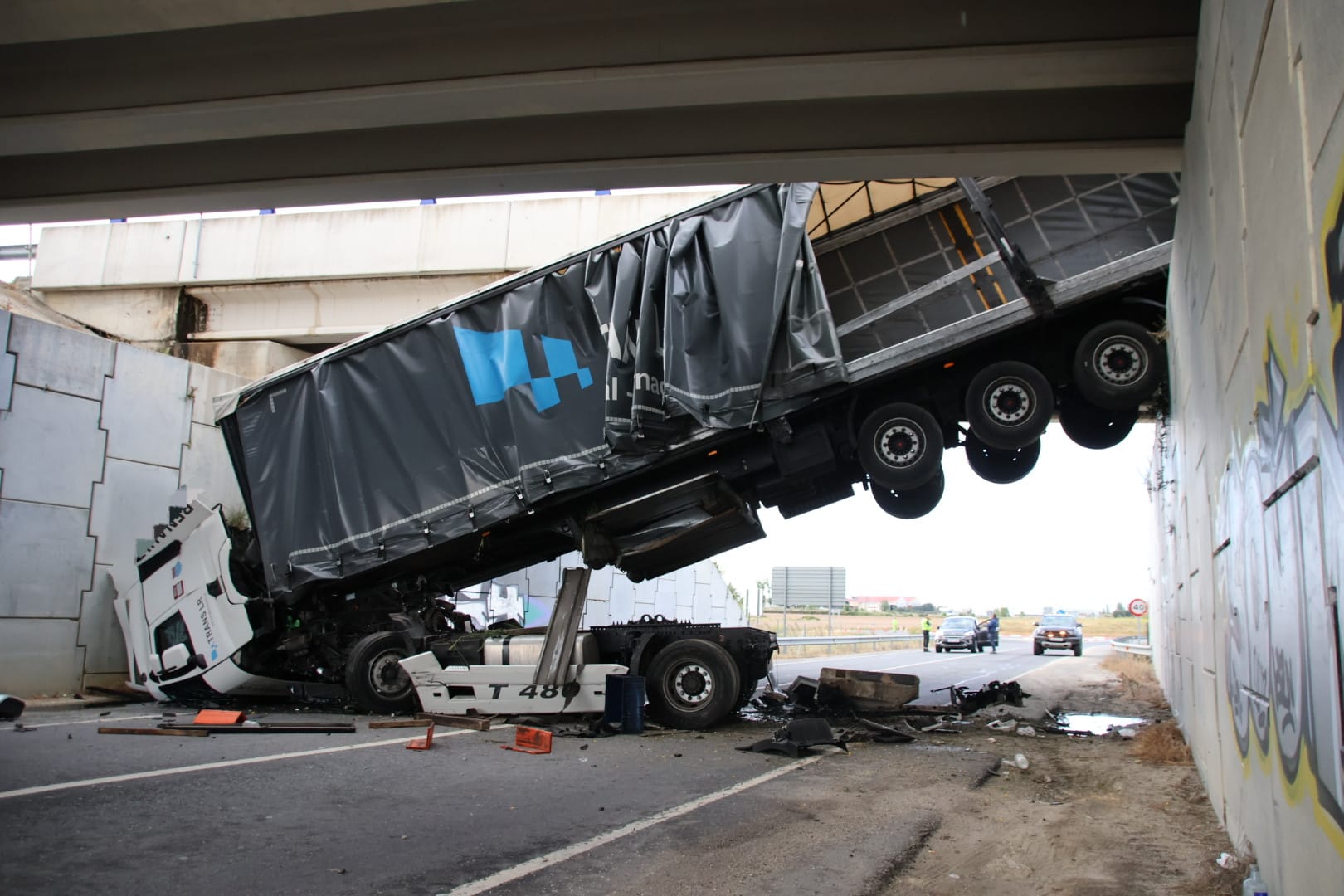 Un camión vuelca y se precipita desde uno de los puentes de la A-50