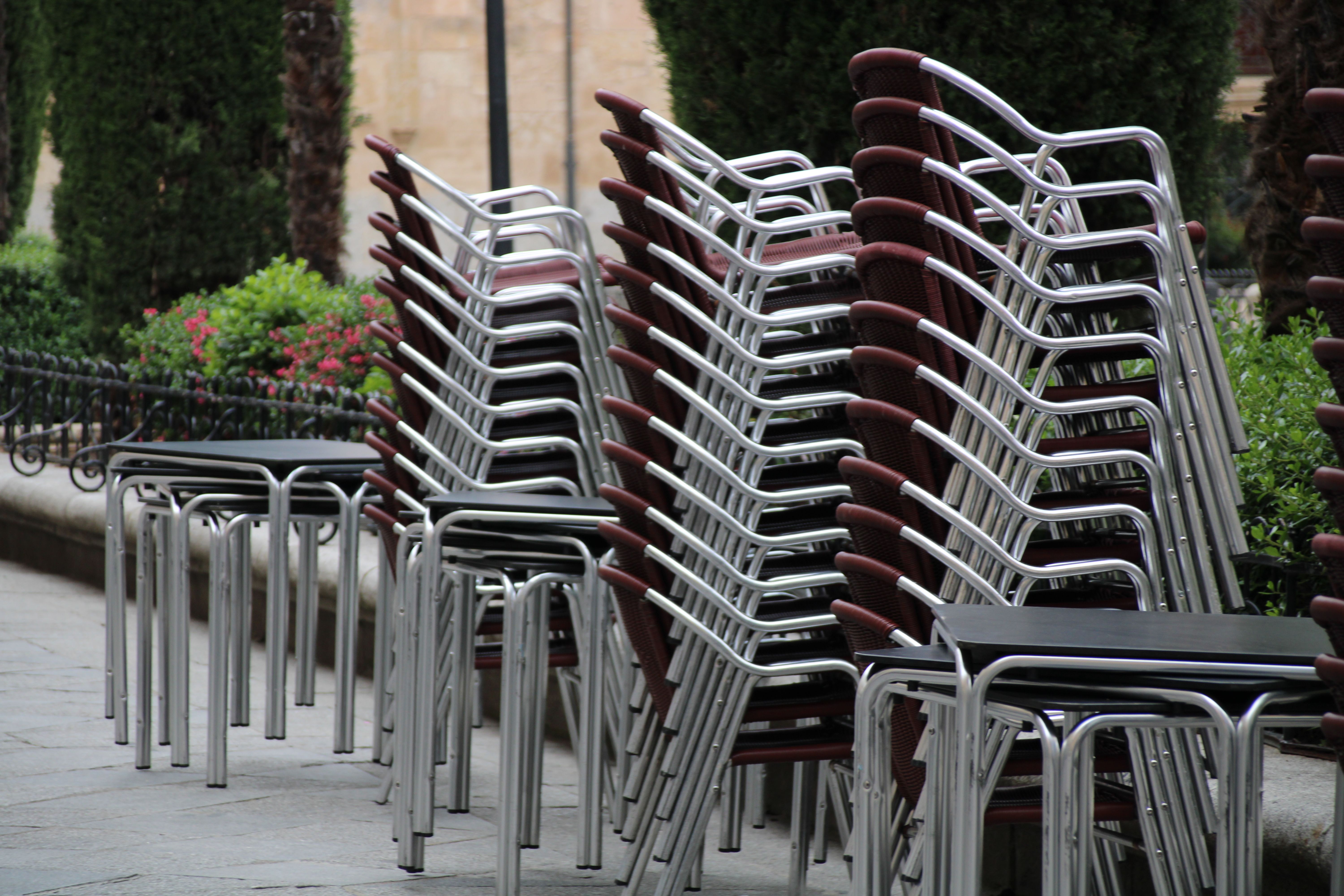 Mesas y sillas de terraza en la Plaza de la Libertad