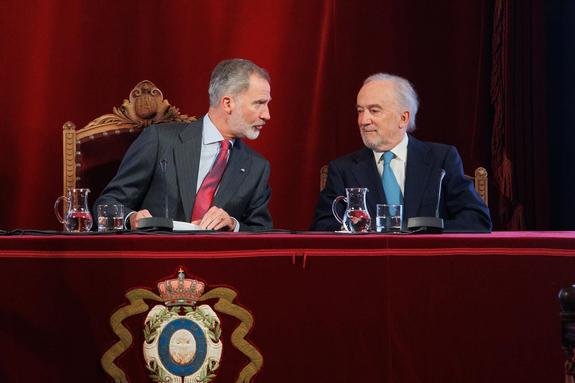 El Rey Felipe VI (i)y el Director de la RAE, Santiago Muñoz Machado (d), durante la presentación de la ‘Red Panhispánica de Lenguaje Claro’, en la Sede de la Real Academia Española - Alejandro Martínez Vélez - Europa Press