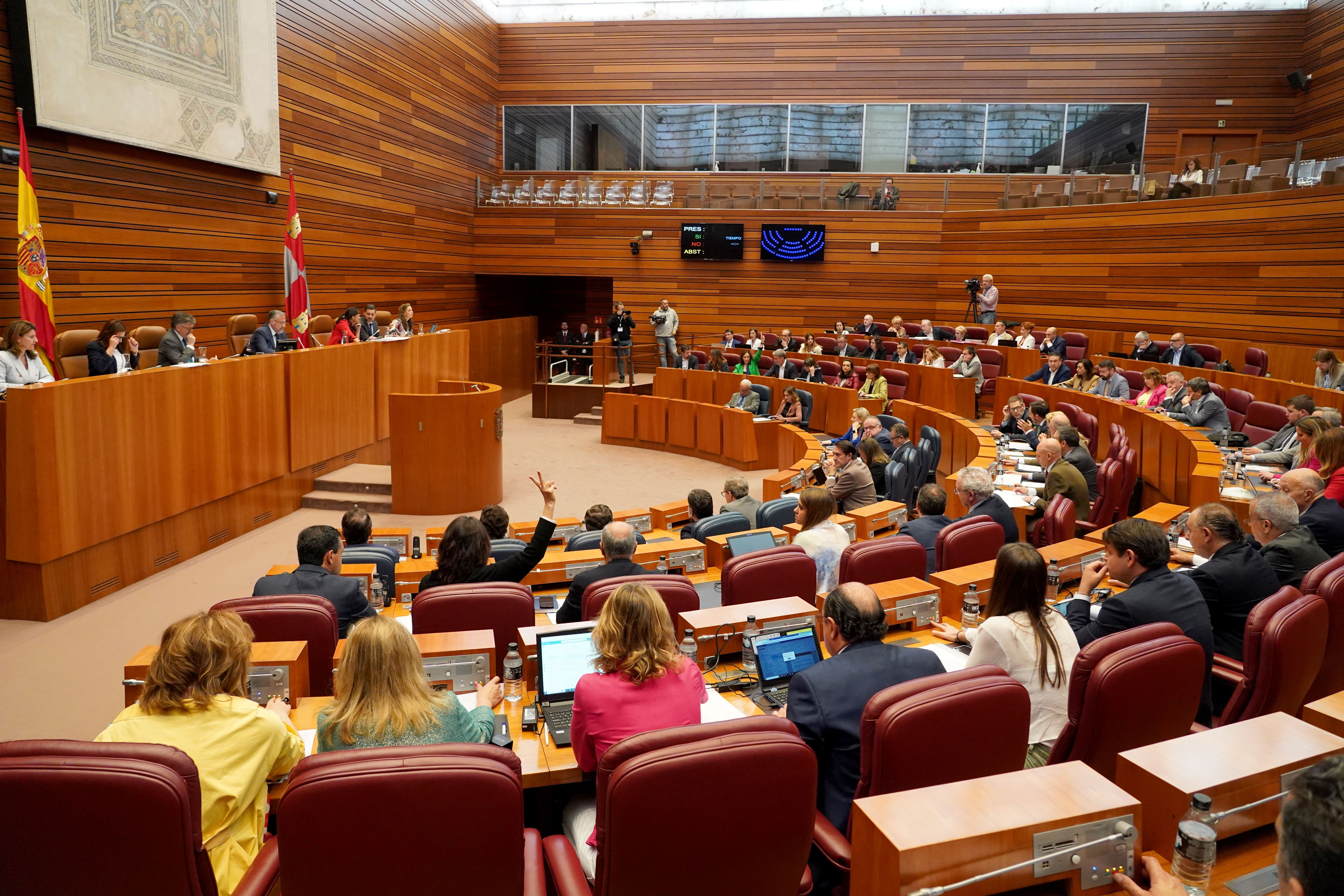 Votación durante la segunda sesión del Pleno de las Cortes de Castilla y León. Leticia Pérez  ICAL.