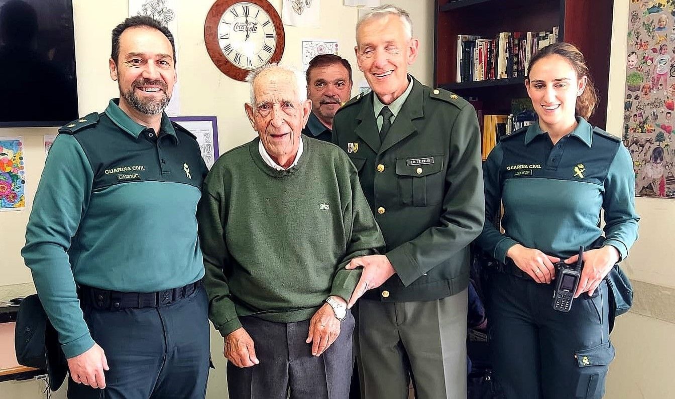 Emotivo homenaje a un veterano Guardia Civil de 98 años en Pereña de la Ribera 