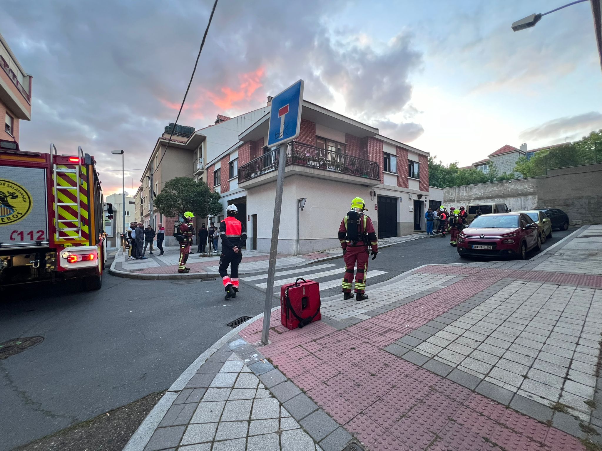 Bomberos, Policía Local y Policía Nacional en la calle Higuera por el incendio de una camapana extractora (3)