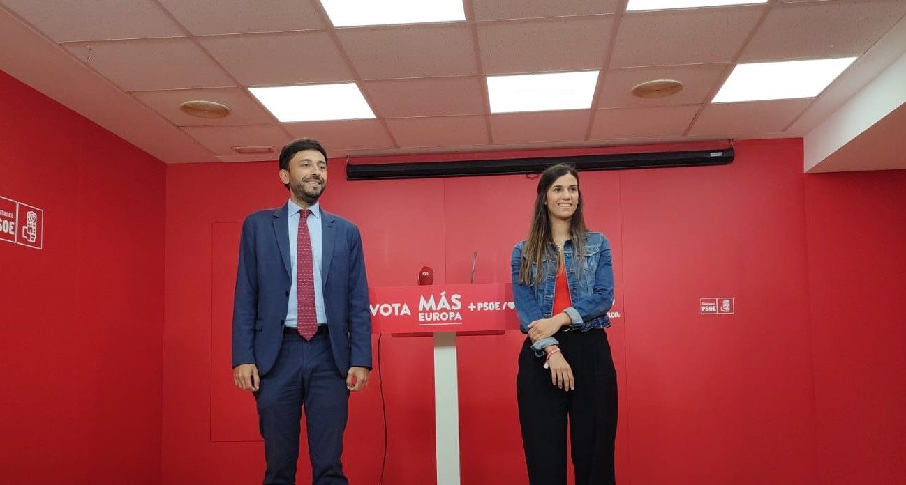 Fran Díaz, senador por el PSOE de Salamanca, y Miryam Tobal secretaria provincial de Educación