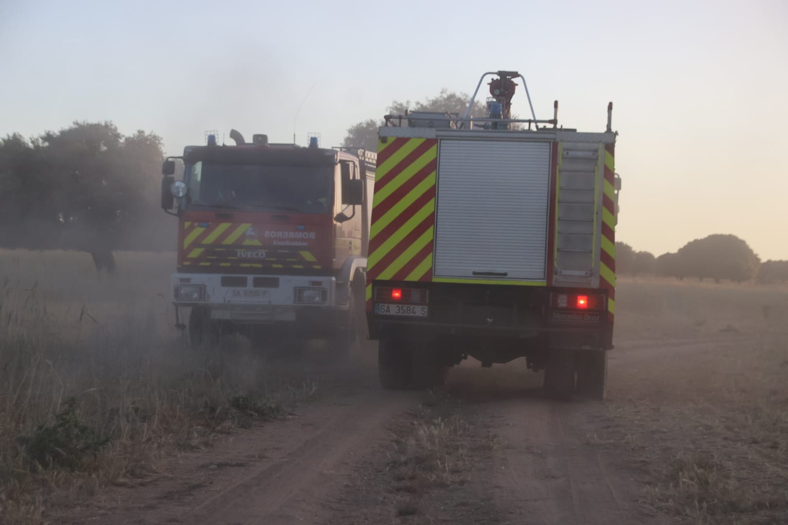 Bomberos actuando en un incendio de pasto en Torres de Moncantar. Fotos Andrea M (4)