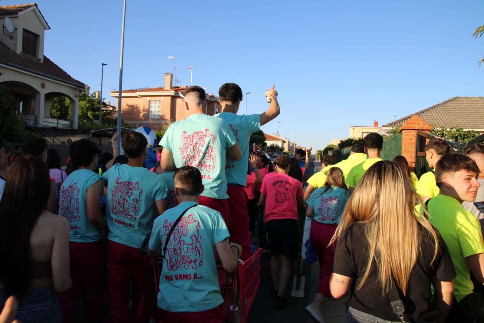 Desfile de peñas y pregón en Cabrerizos 2024. Fotos Javier S (8)