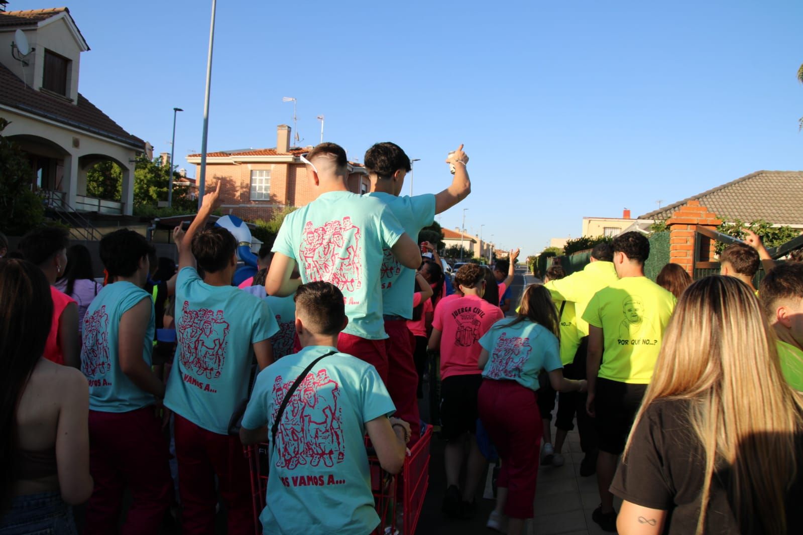 Desfile de peñas y pregón en Cabrerizos 2024. Fotos Javier S (10)