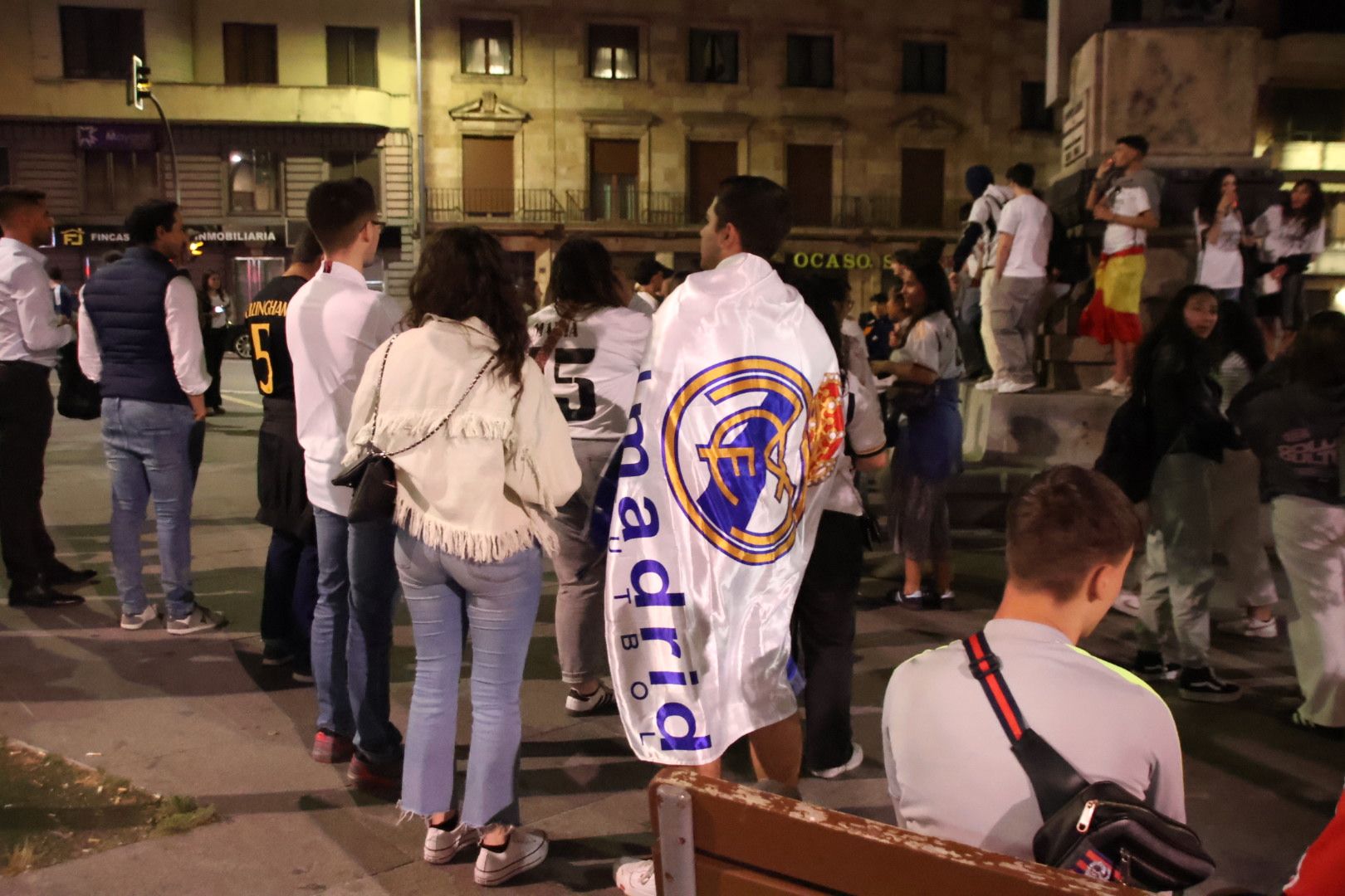 Salmantinos celebrando en Gran Vía el triunfo del Real Madrid tras conquitar su decimoquinta Champions