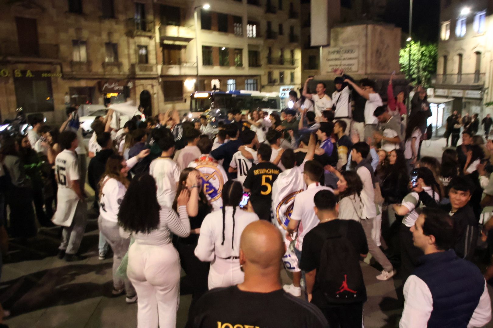 Salmantinos celebrando en Gran Vía el triunfo del Real Madrid tras conquitar su decimoquinta Champions