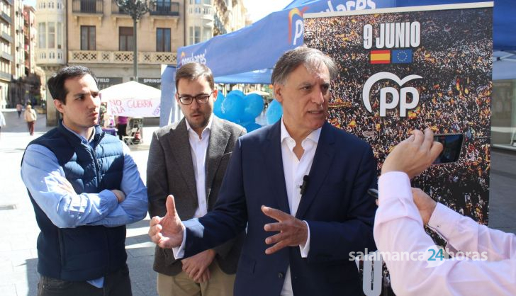 El alcalde Carlos García Carbayo atiende a los medios en relación con la industria del español.