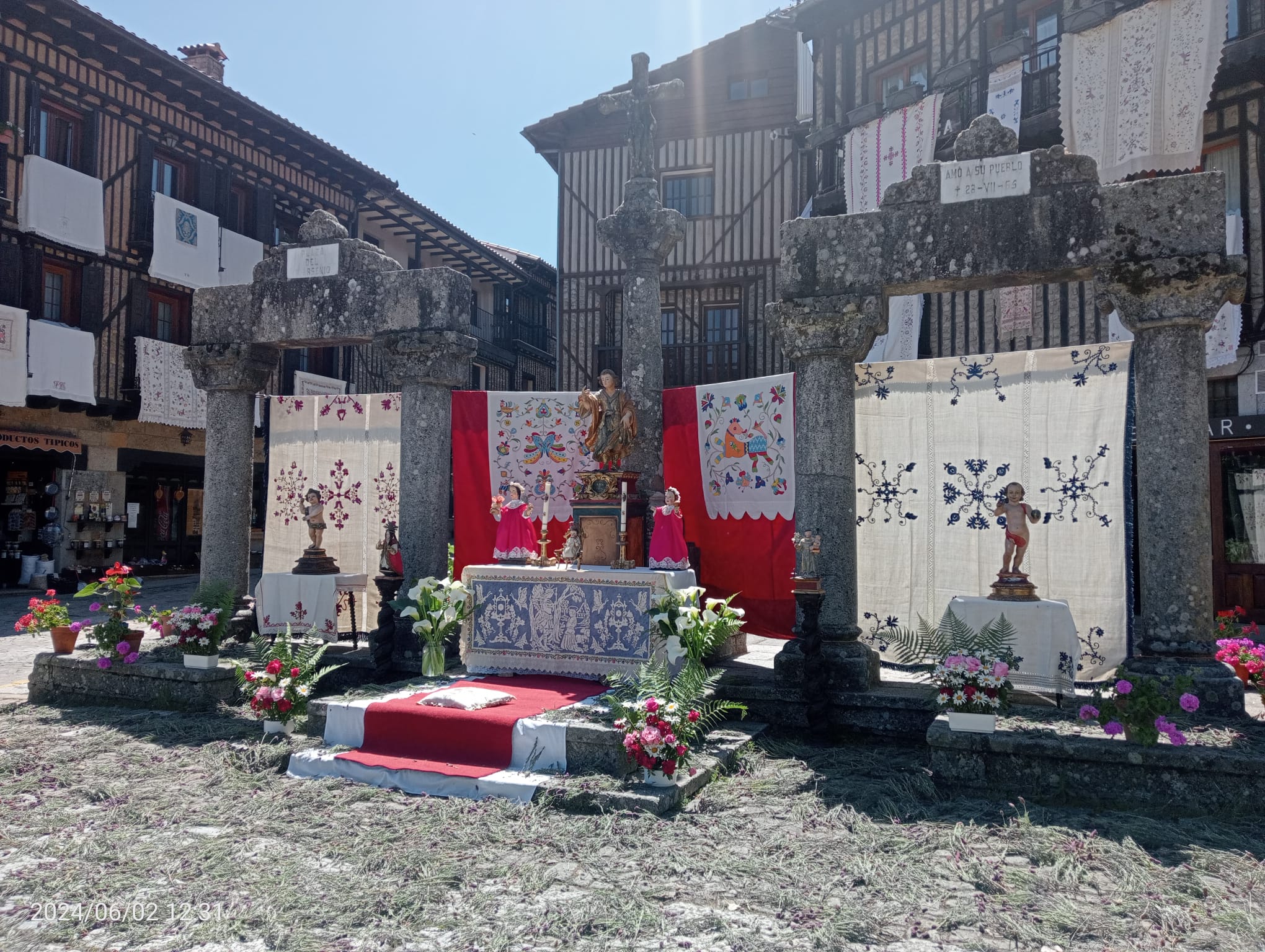 Procesión tradicional del Corpus y ofertorio en La Alberca, domingo, 2 de junio de 2024 (3)