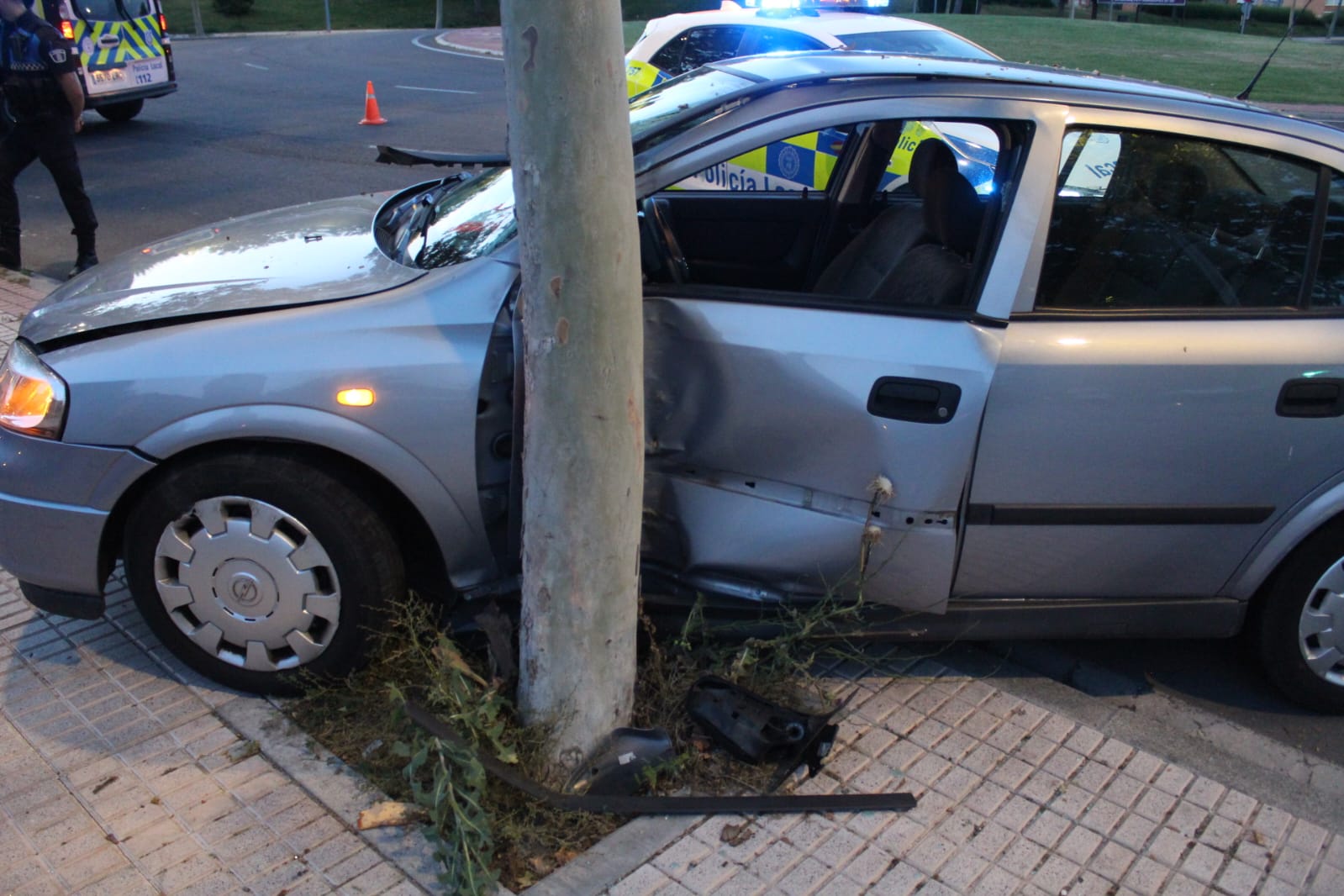 GALERÍA | Pierde el control de su vehículo y choca contra un árbol de la rotonda Beatriz de Suabia