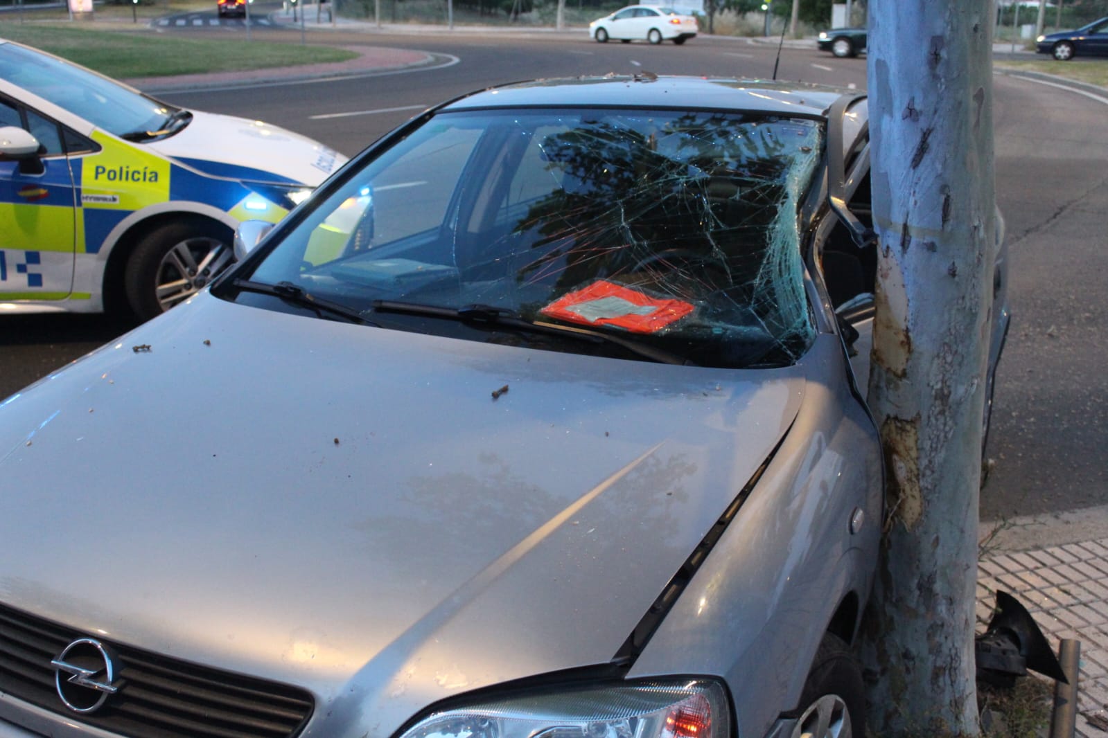GALERÍA | Pierde el control de su vehículo y choca contra un árbol de la rotonda Beatriz de Suabia
