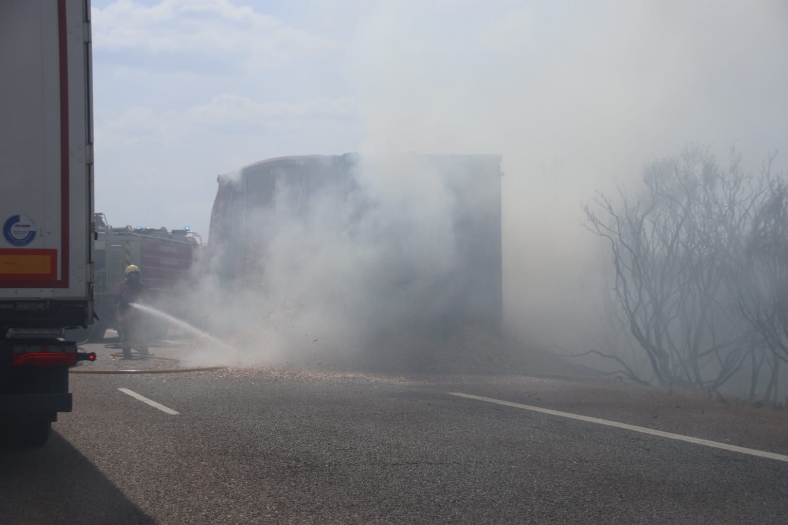 Incendio de un camión en la A 62, a la altura de Quejigal (2)
