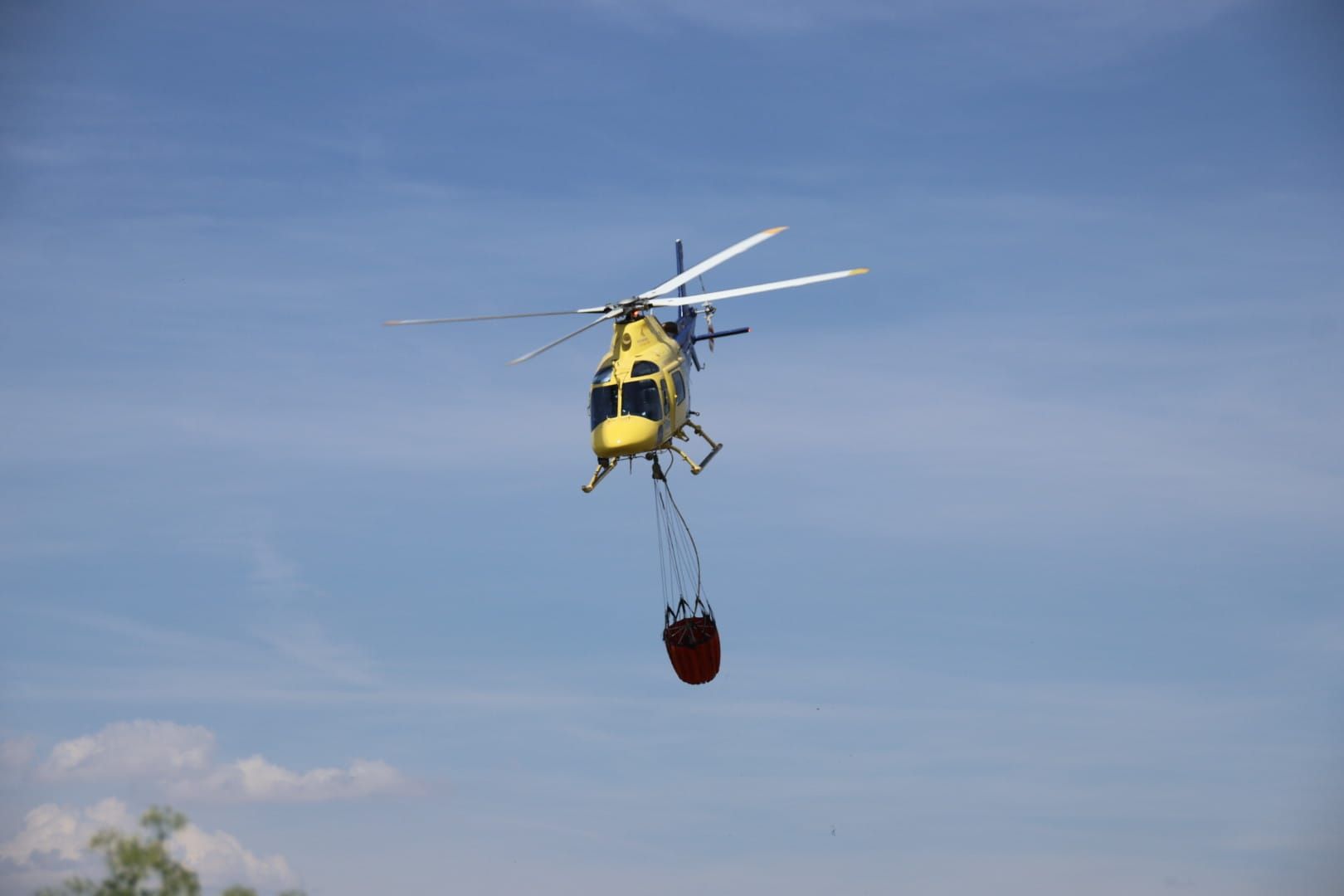 Helicóptero de incendios de la Junta de Castilla y León. Foto Andrea M.