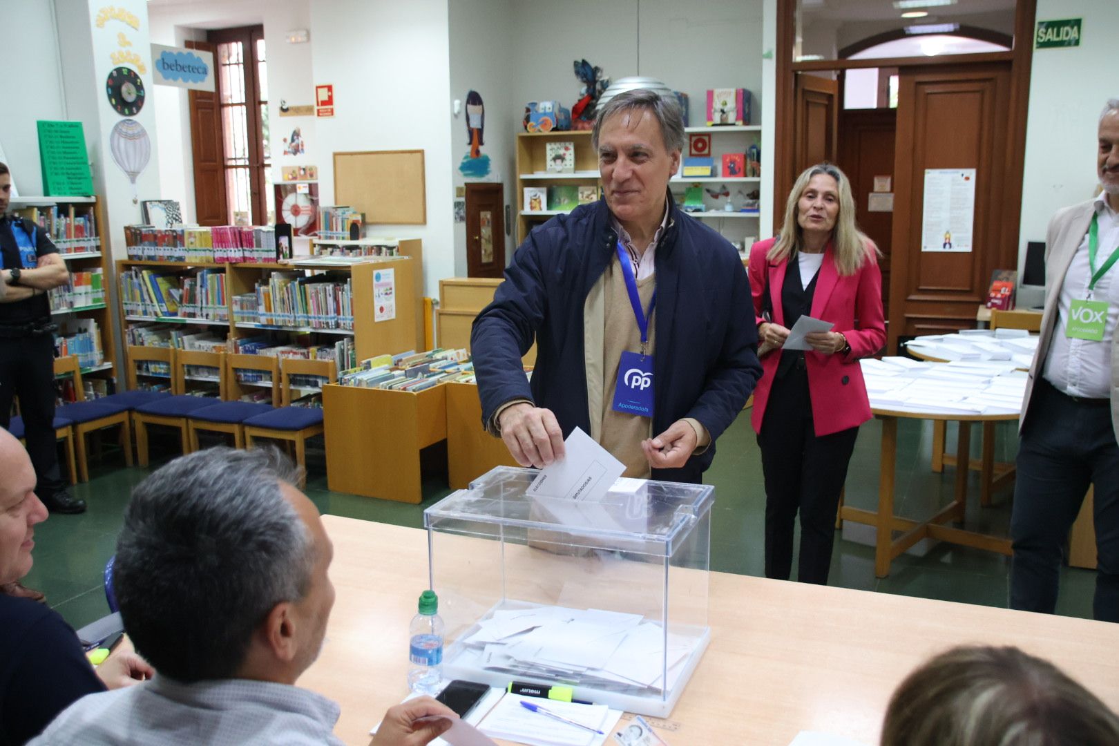 Carlos García Carbayo, atiende a los medios de comunicación tras ejercer su derecho al voto