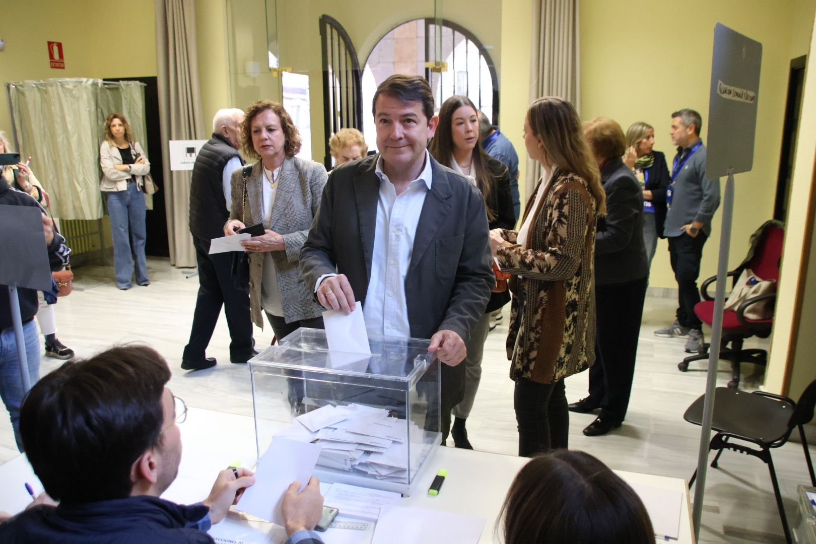 Alfonso Fernández Mañueco ejerciendo su derecho a voto