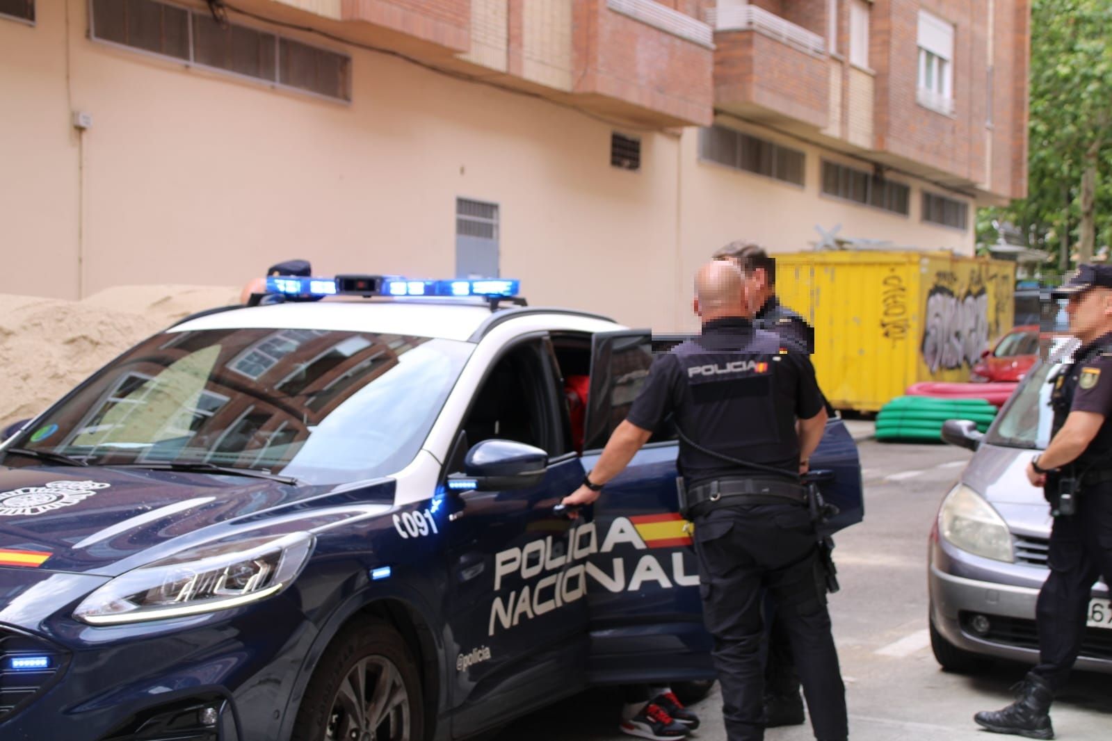 Policia Nacional inspeccionando una vivienda en la calle Perú (5)