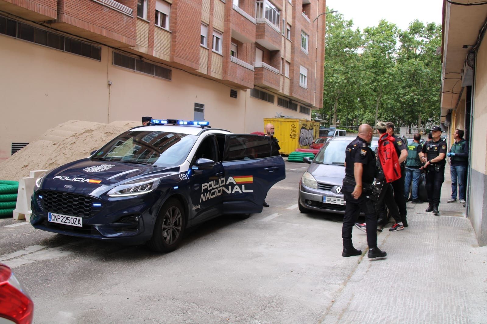 Policia Nacional inspeccionando una vivienda en la calle Perú (9)