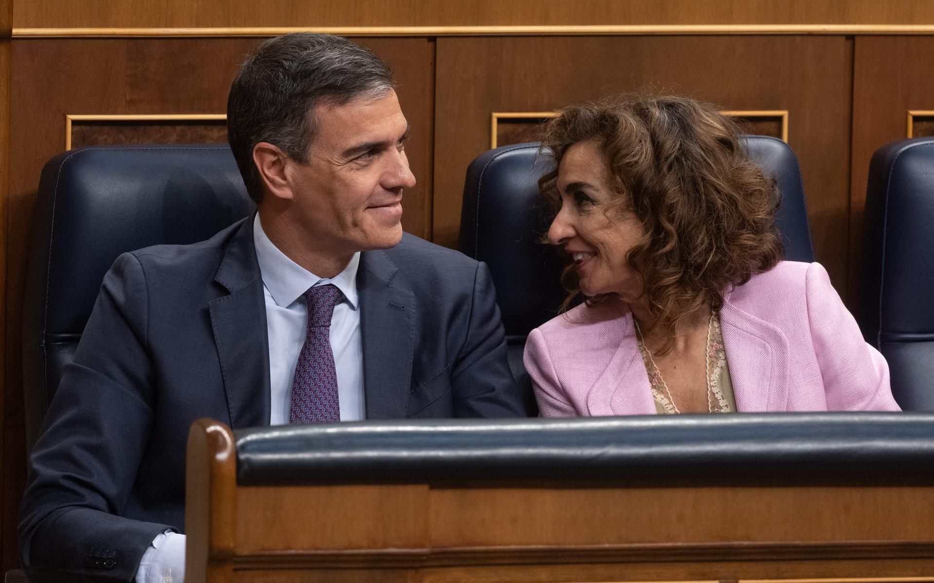 El presidente del Gobierno, Pedro Sánchez y la vicepresidenta primera y ministra de Hacienda, María Jesús Montero, en el pleno del Congreso de los Diputados que aprobó la Ley de Amnistía, a 30 de mayo de 2024, en Madrid (España). - Eduardo Parra - Europa Press