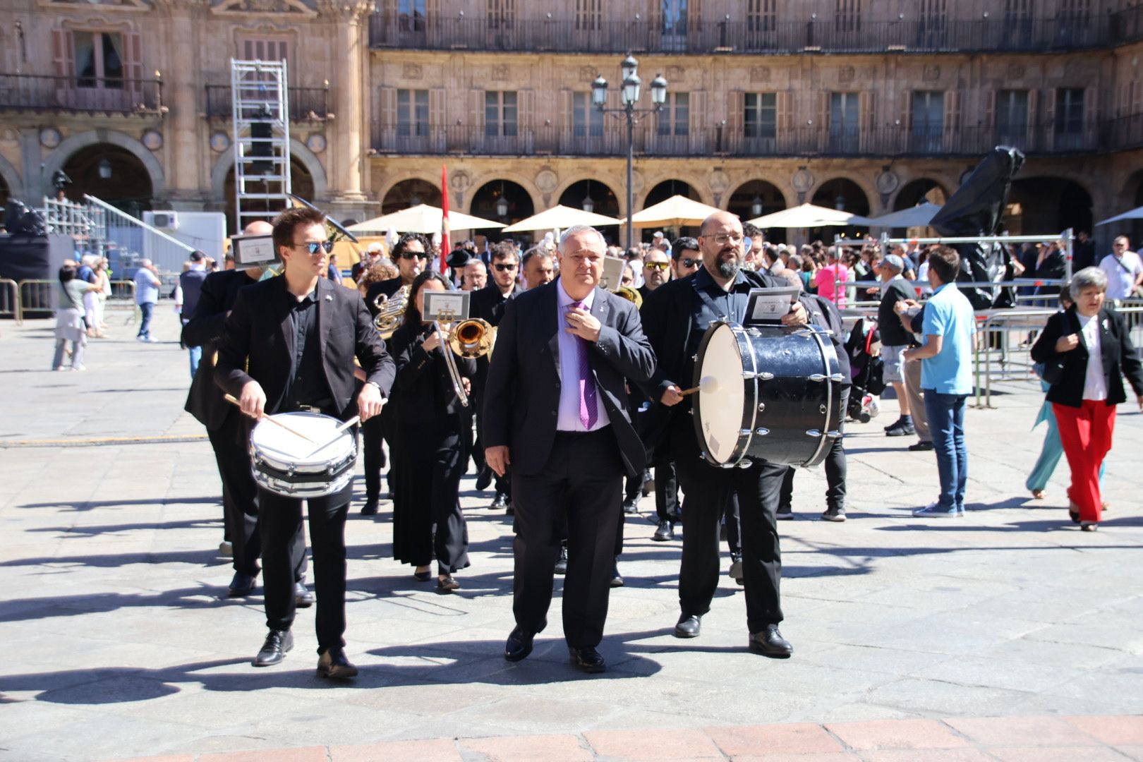 La Corporación Municipal sale en comitiva del Ayuntamiento de Salamanca hacia la Catedral Nueva