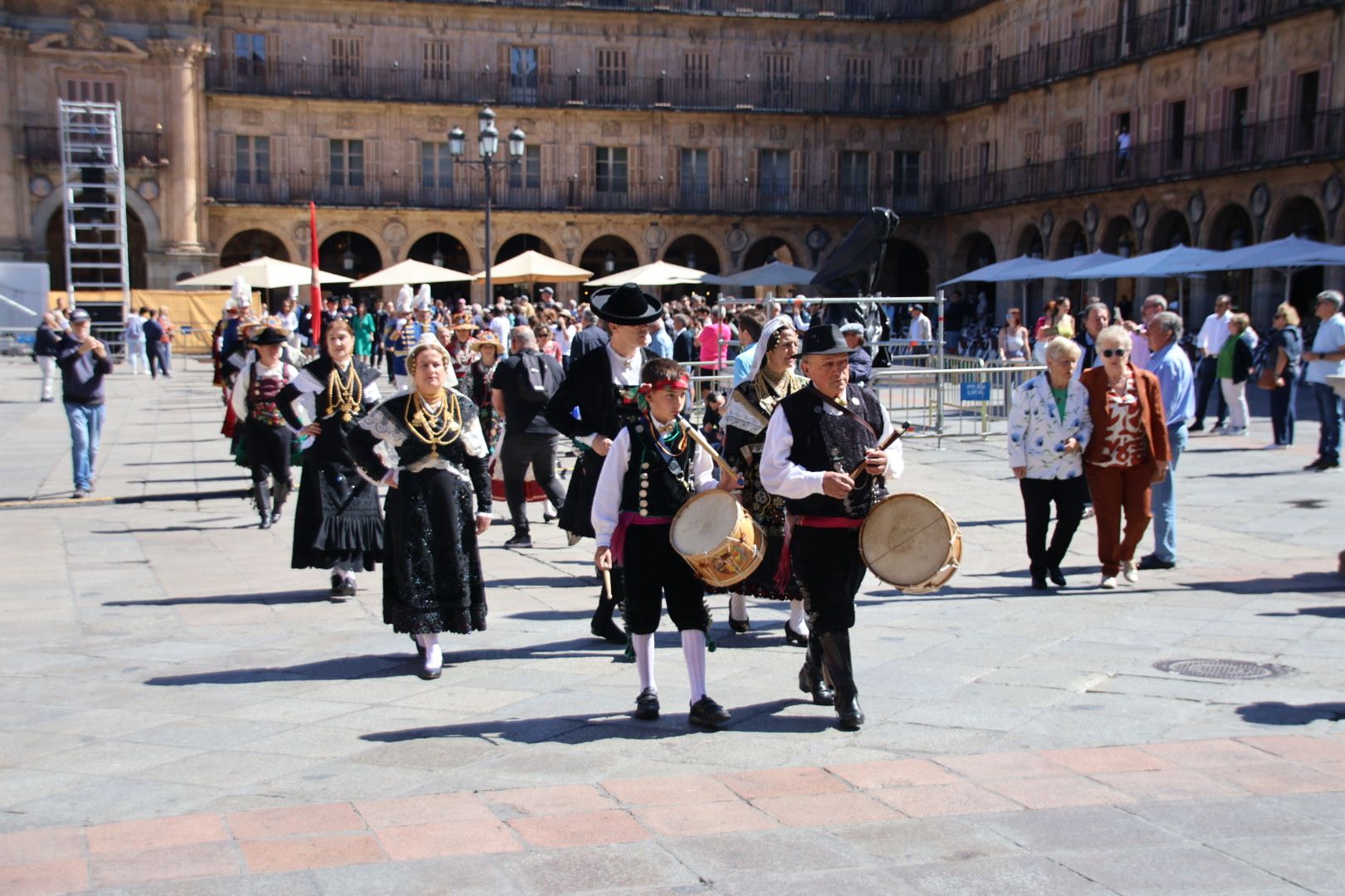 La Corporación Municipal sale en comitiva del Ayuntamiento de Salamanca hacia la Catedral Nueva
