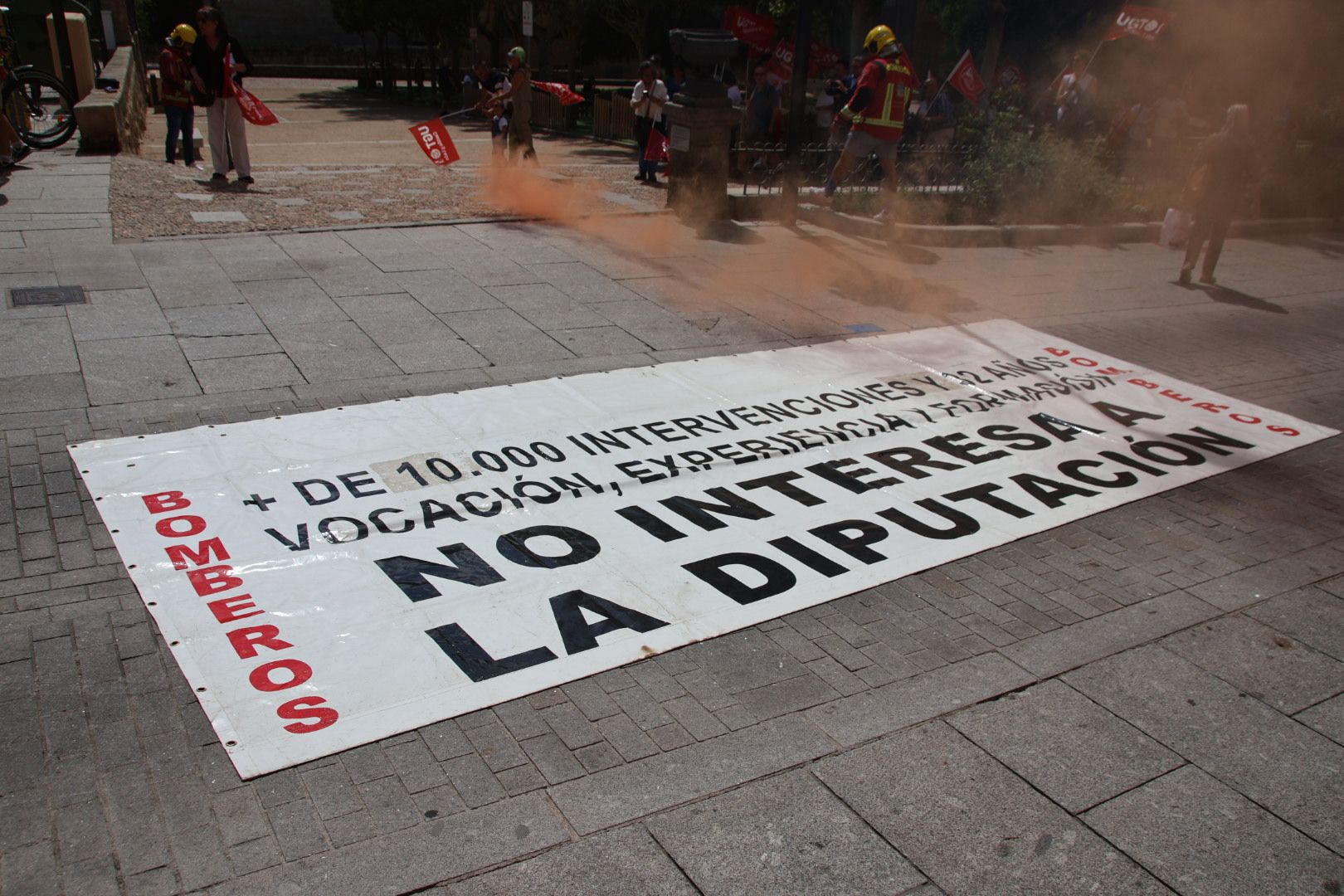 Bomberos de la Diputación se manifiestan en la Plaza Colón 