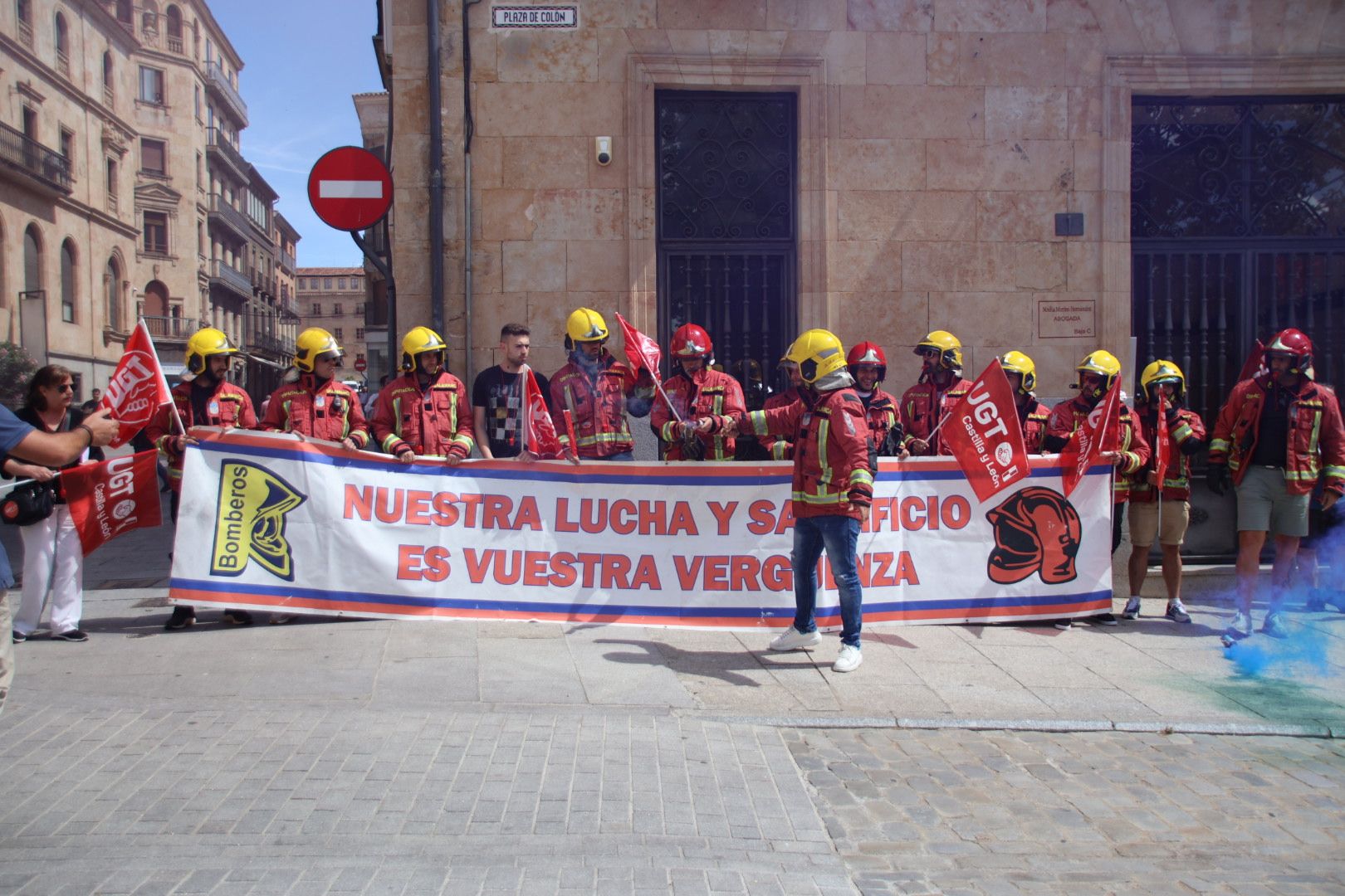 Bomberos de la Diputación se manifiestan en la Plaza Colón 