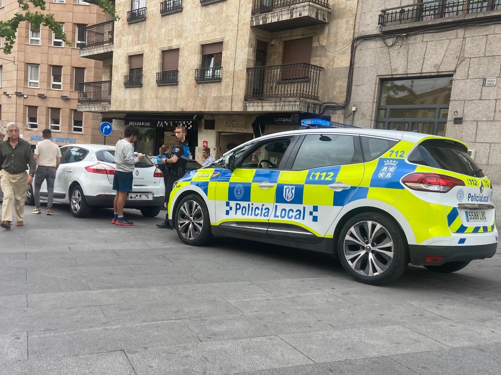 Policía Local en la calle Azafranal. Foto S24H