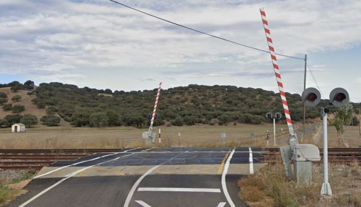 Paso a nivel con barreras en Aldehuela de la Bóveda