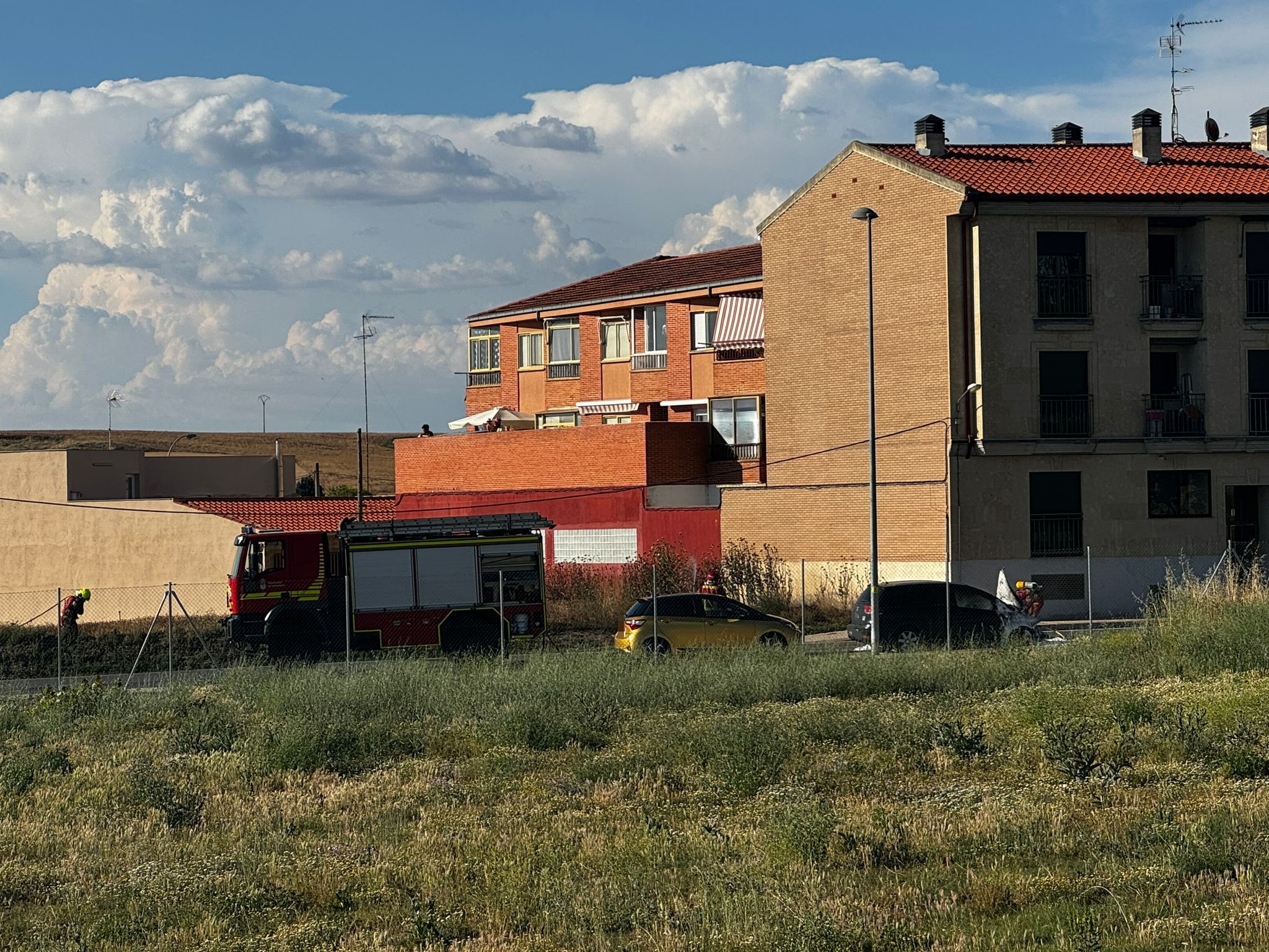 GALERÍA | Incendio de un vehículo en la calle Larga de Villamayor