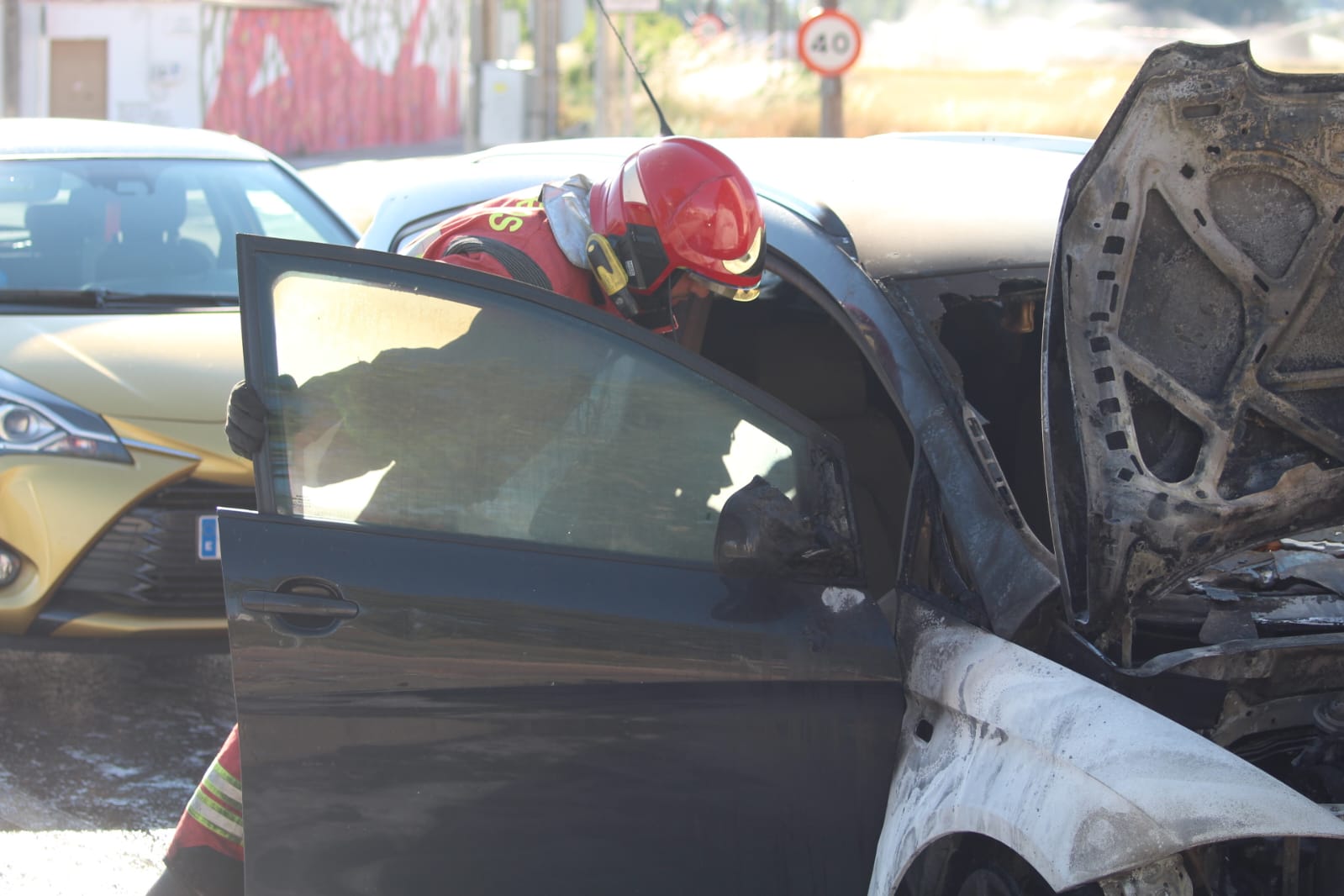 GALERÍA | Incendio de un vehículo en la calle Larga de Villamayor