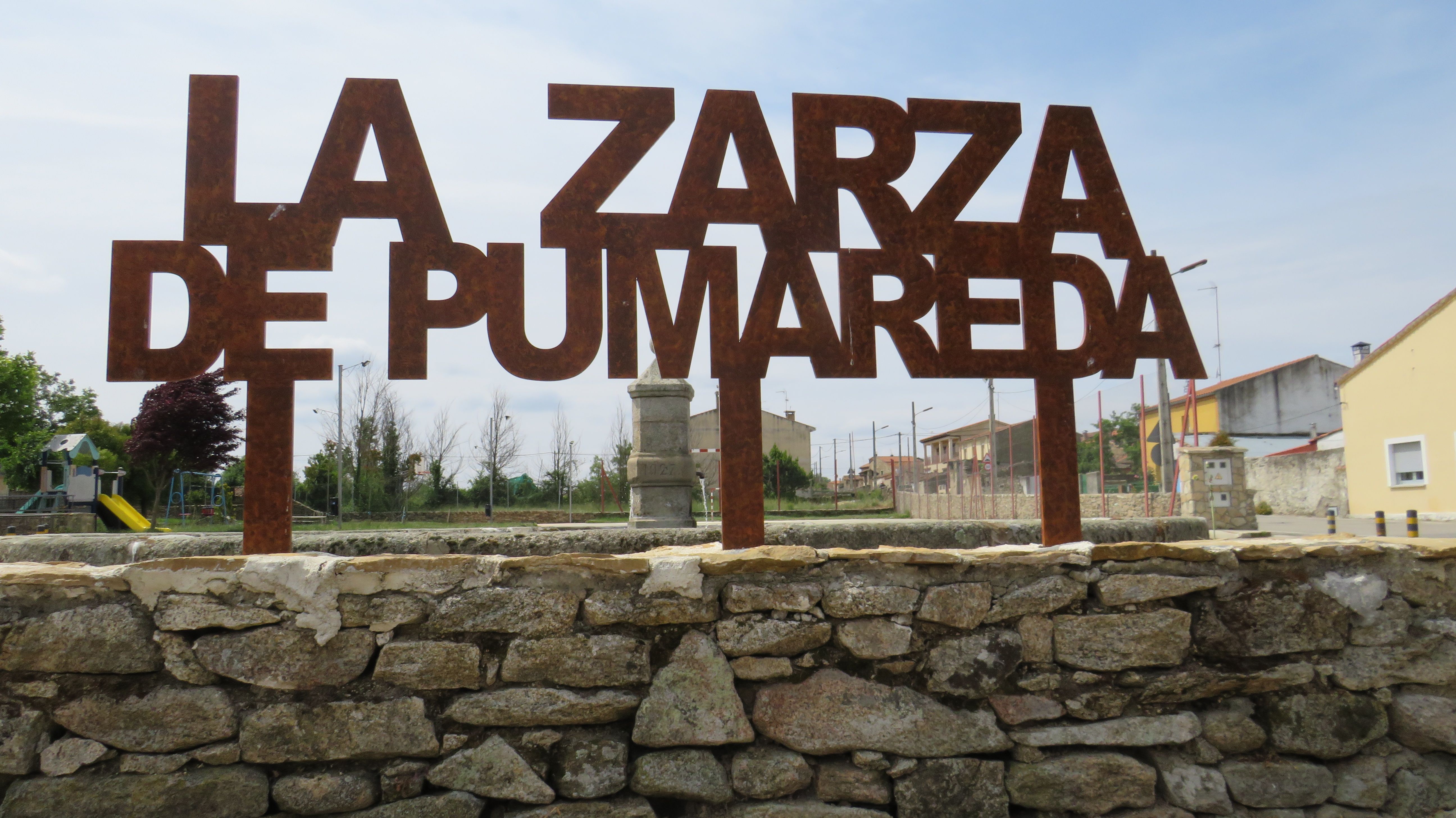 Cartel en La Zarza de Pumareda con el nombre de la localidad.