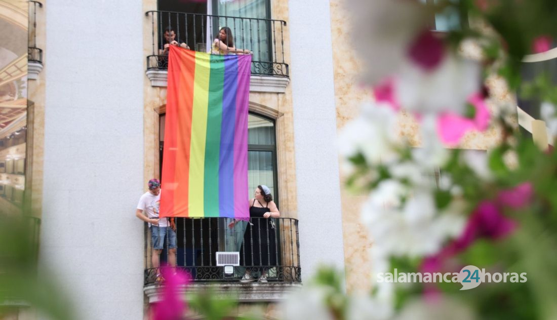 Colocación de la bandera arcoíris en un balcón del Teatro Liceo