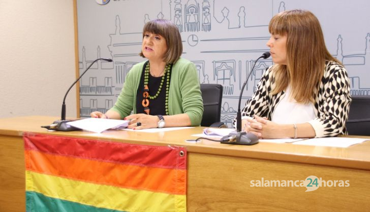 María Sánchez y María García informan sobre una de las propuestas que el PSOE llevará al próximo Pleno