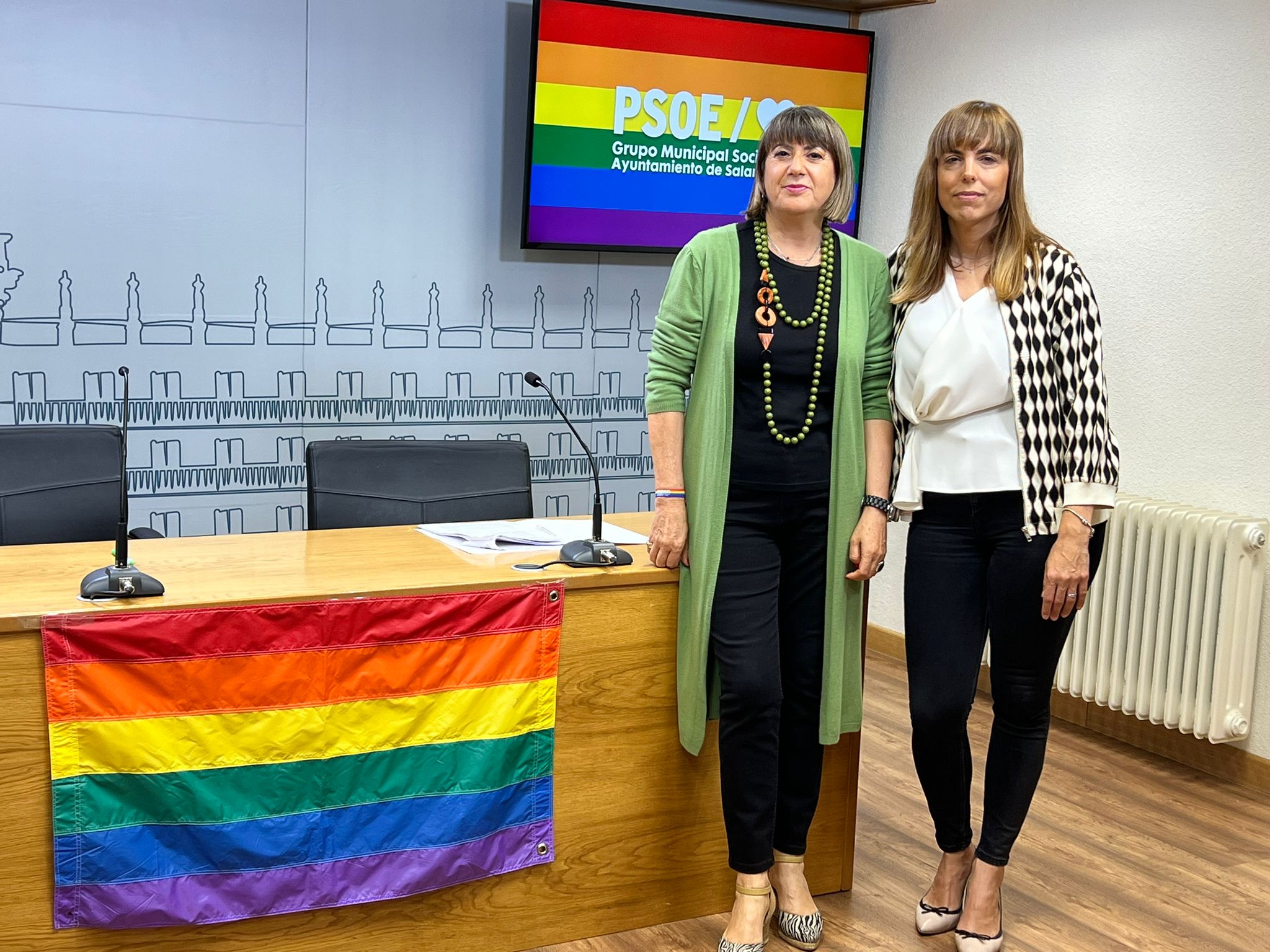 María Sánchez y María García informan sobre una de las propuestas LGTBI que el PSOE llevará al próximo Pleno Municipal. Foto Andrea M.