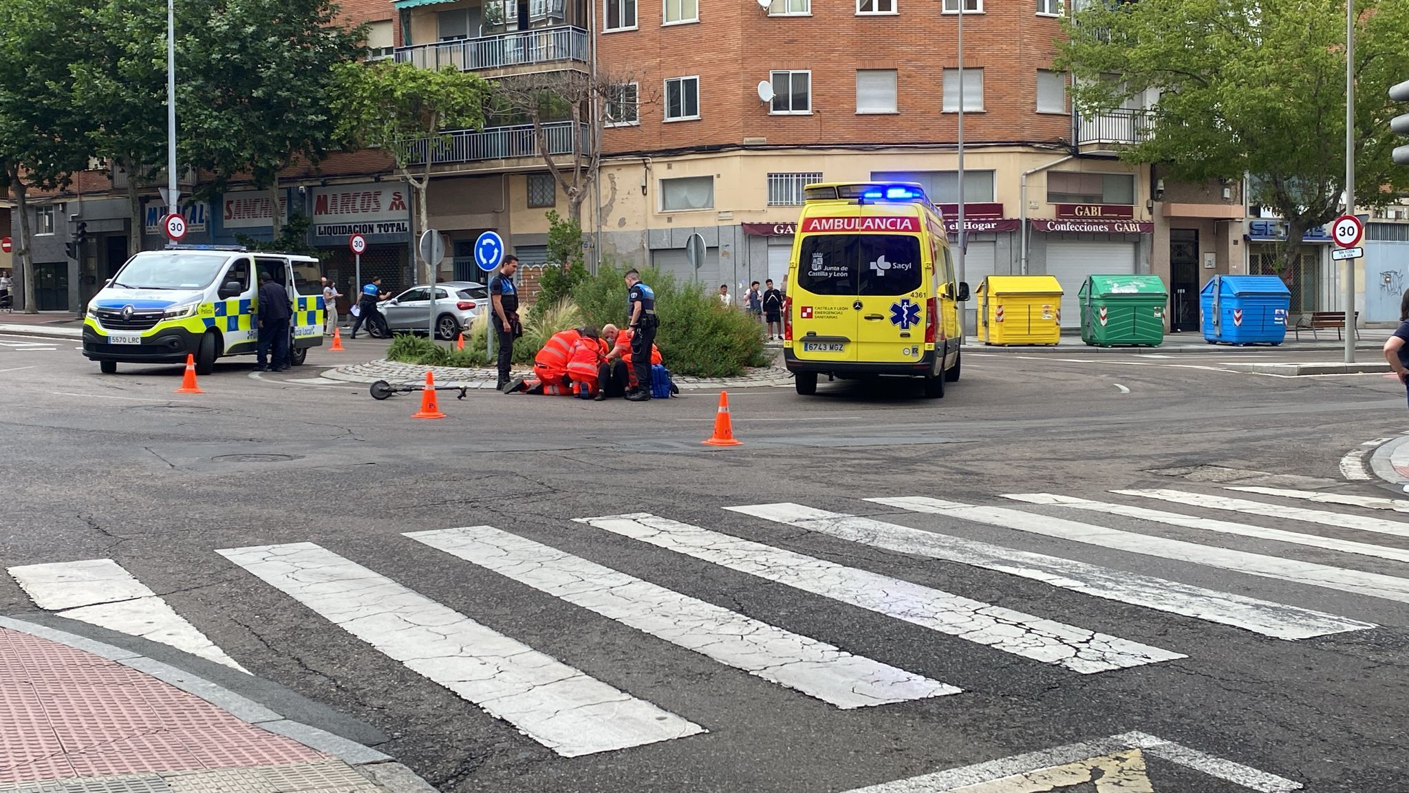GALERÍA | Herida una conductora de un patinete tras colisionar con un coche en la calle El Greco