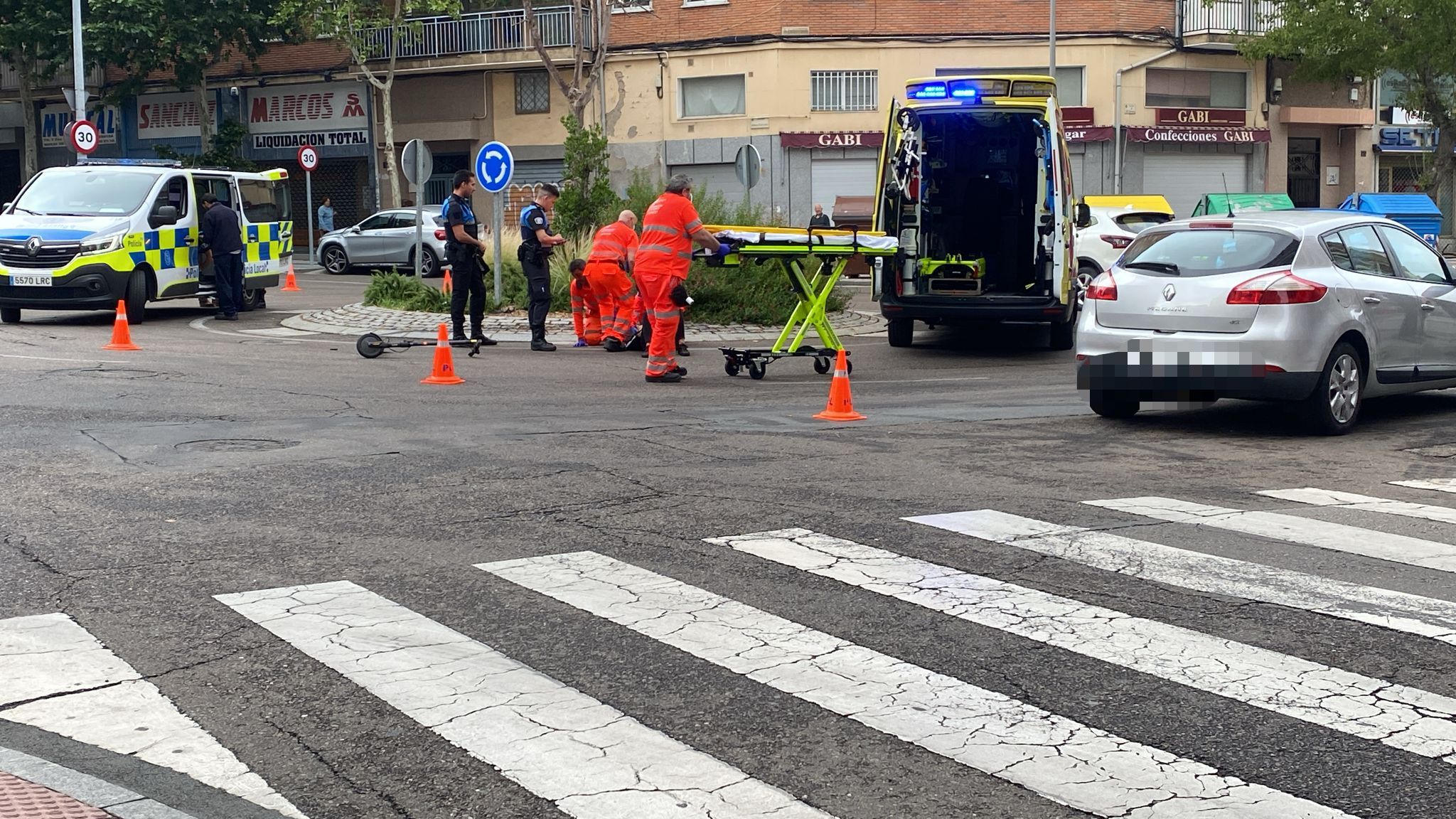 GALERÍA | Herida una conductora de un patinete tras colisionar con un coche en la calle El Greco