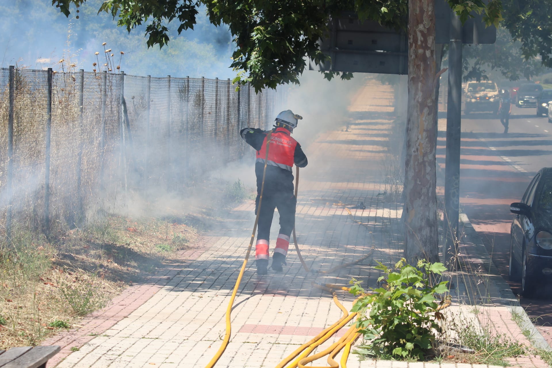 Bomberos trabajan en un incendio en el camino de las Aguas (1)