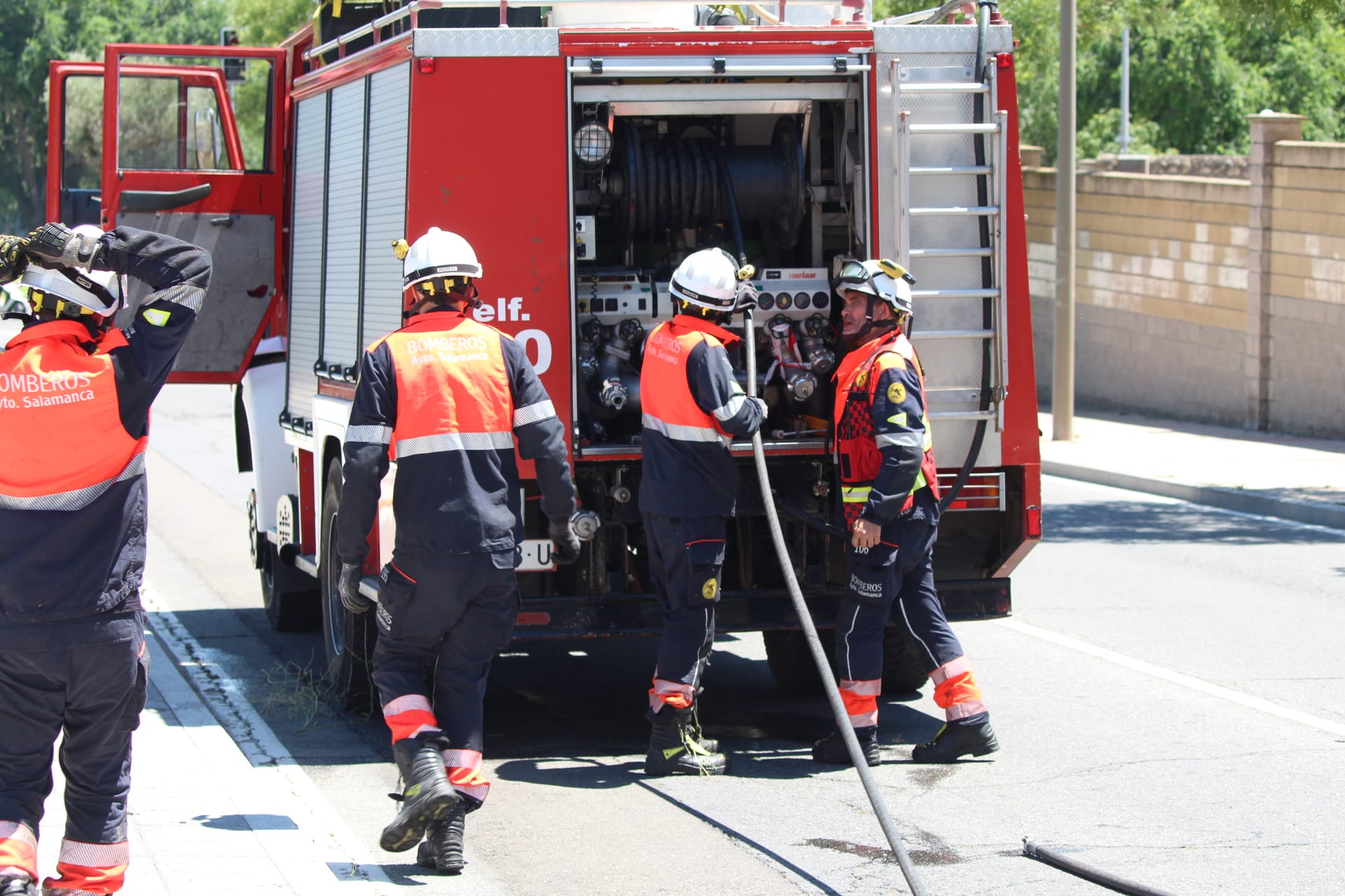 Bomberos trabajan en un incendio en el camino de las Aguas (5)