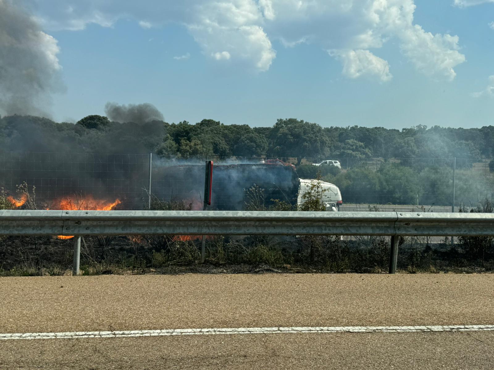 Incendio de un camión con pacas en la A-62 en Aldehuela de la Bóveda. Fotos S24H